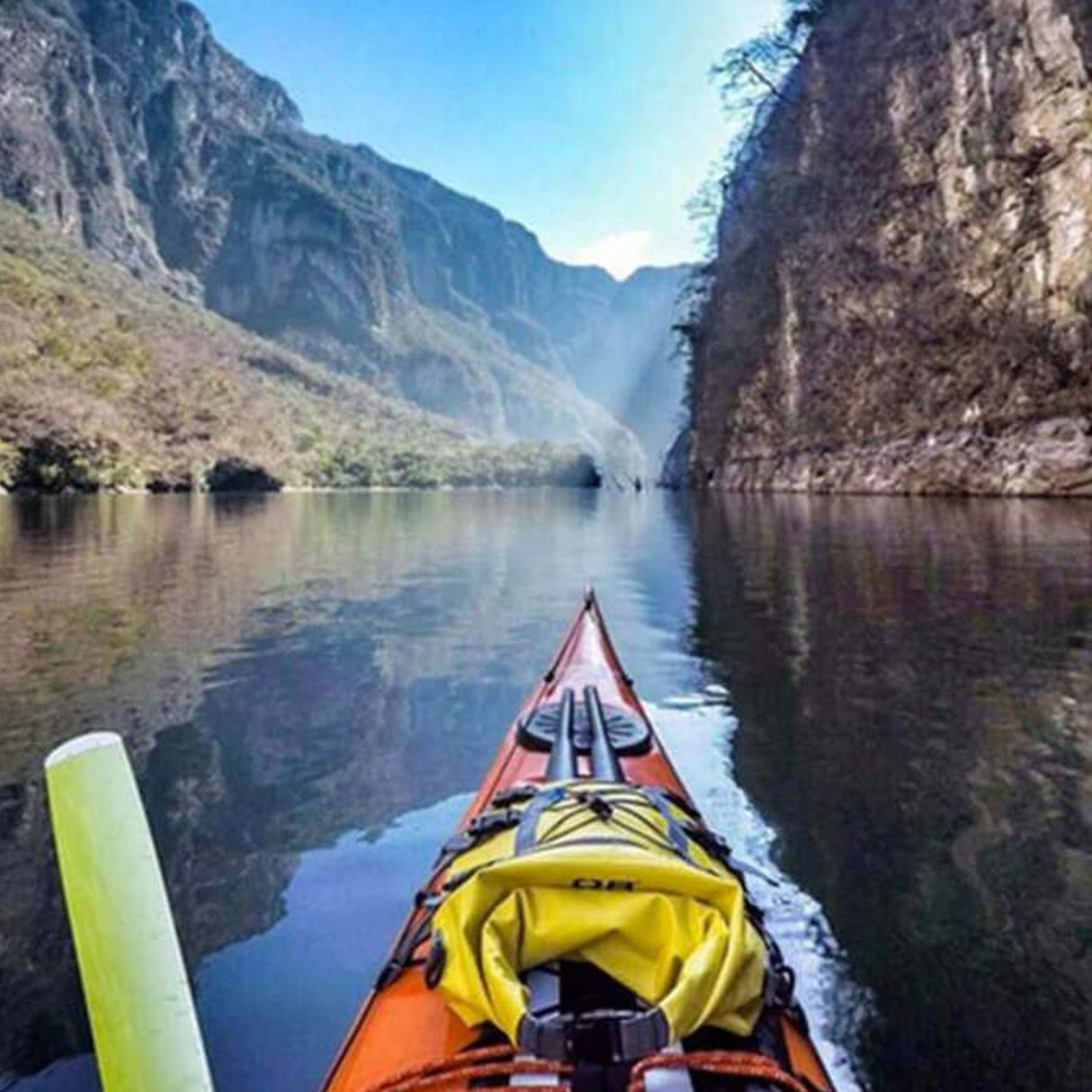 OverBoard wasserdichte SUP Kajak Tasche gelb auf Kajak im Bergfluss, Frontalansicht