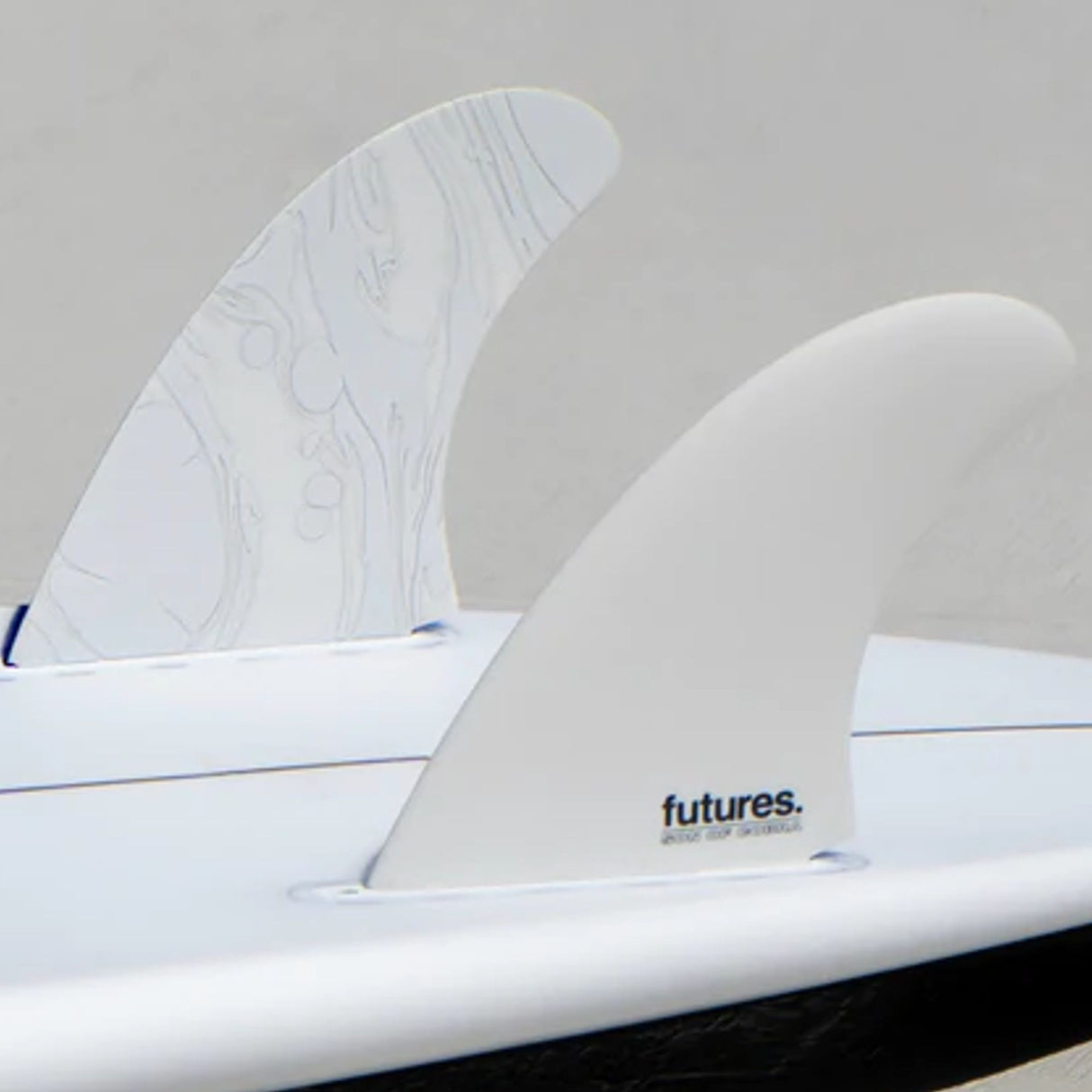 Futures Son of Cobra Fiberglass Twin Finnen weiß, zwei Surfflossen aus Fiberglas mit grafischem Design, Detailansicht