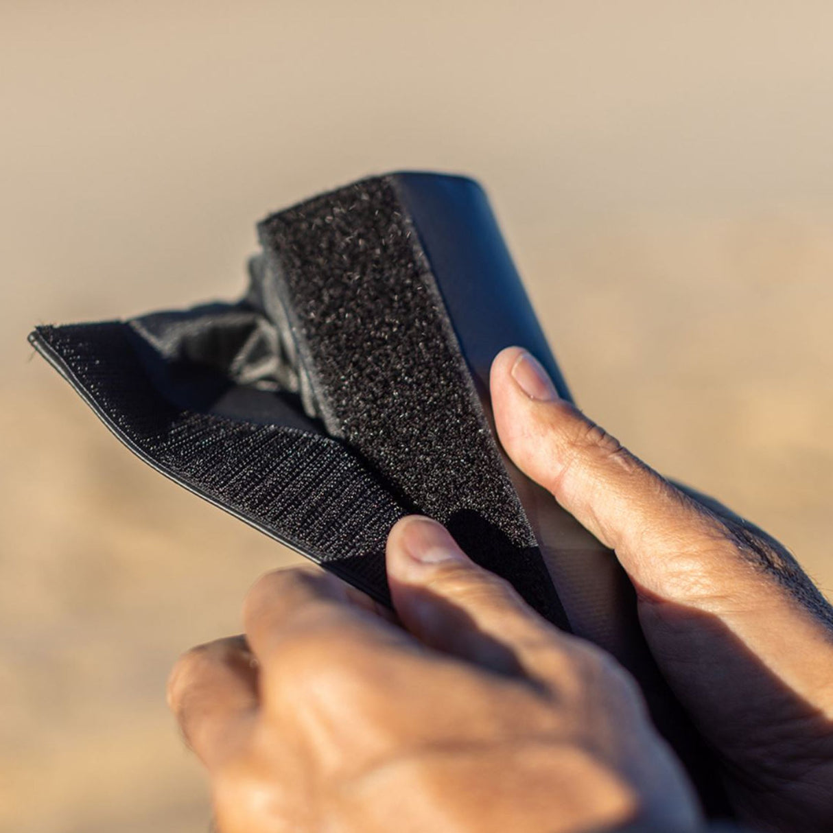ROAM Dachauflage Surfboard Rund dunkelblau mit Klettverschluss, in Hand gehalten