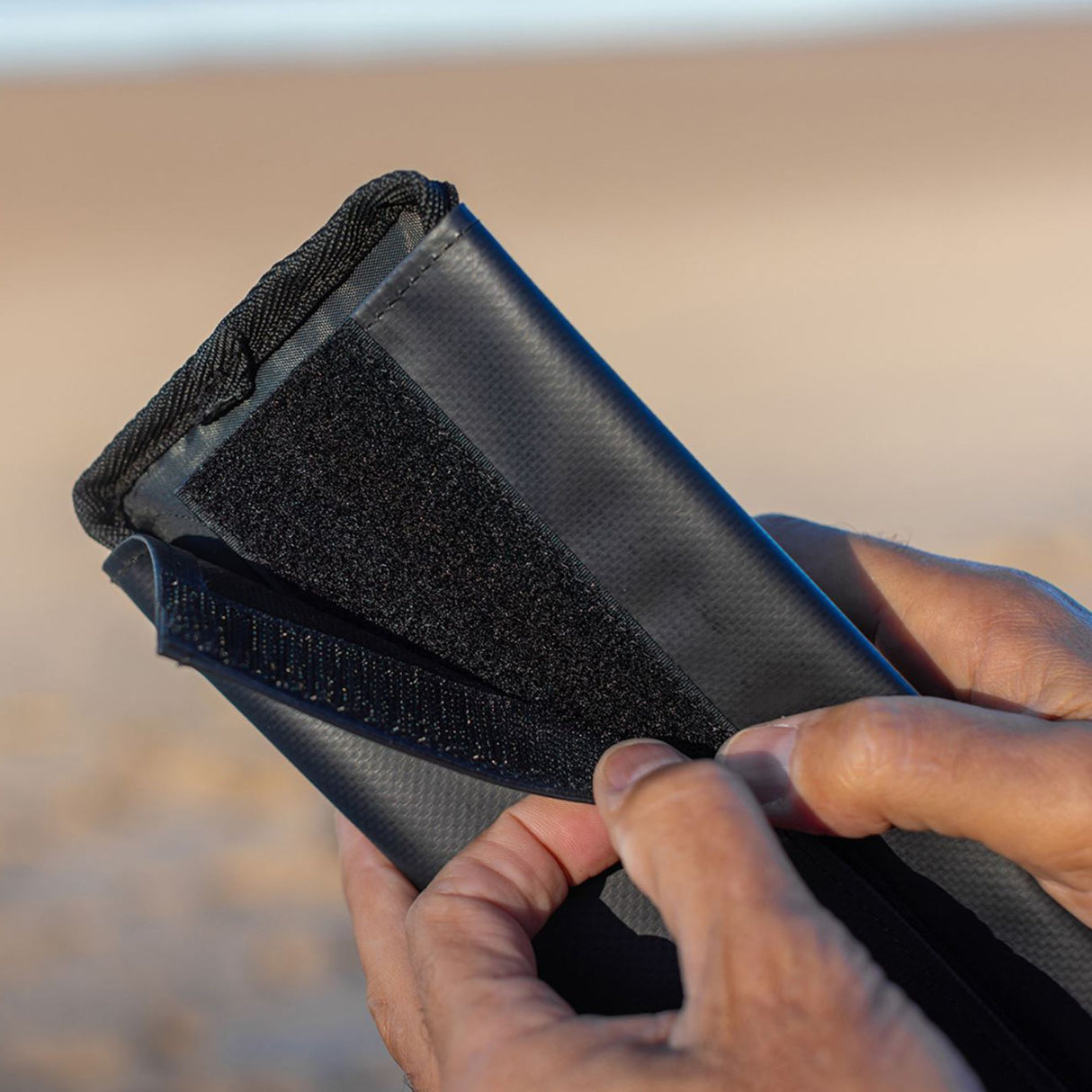 ROAM Dachauflage Surfboard Flach, schwarze Neopren-Polsterung mit Klettverschluss, in Hand gehalten