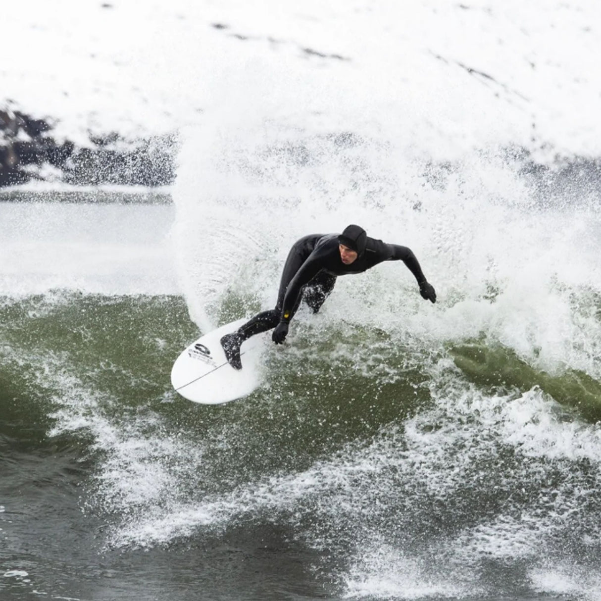 MDNS Neopren Haube Prime in Schwarz, Surfer auf Welle in Actionperspektive