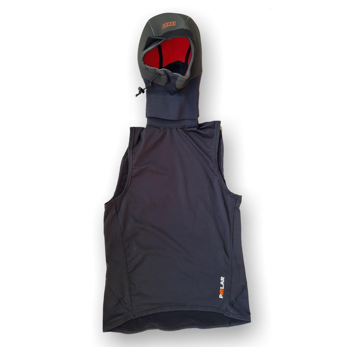 MDNS Neopren Haubenweste Polar Prime in Dunkelblau mit rotem Innenfutter und abnehmbarer Haube, Frontansicht