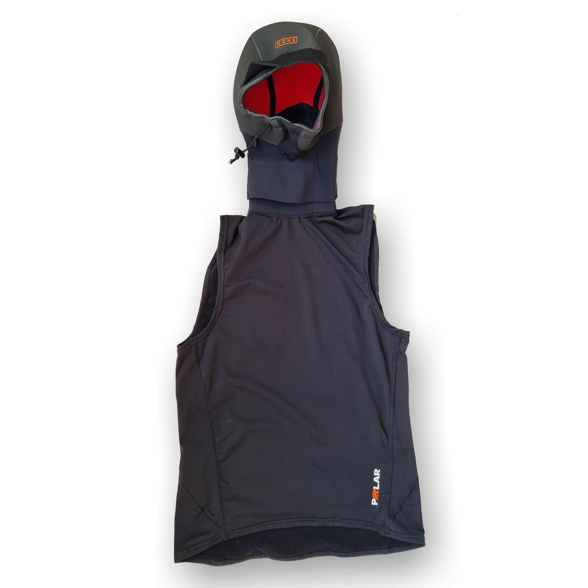 MDNS Neopren Haubenweste Polar Prime in Dunkelblau mit rotem Innenfutter, Frontalansicht auf Mannequin