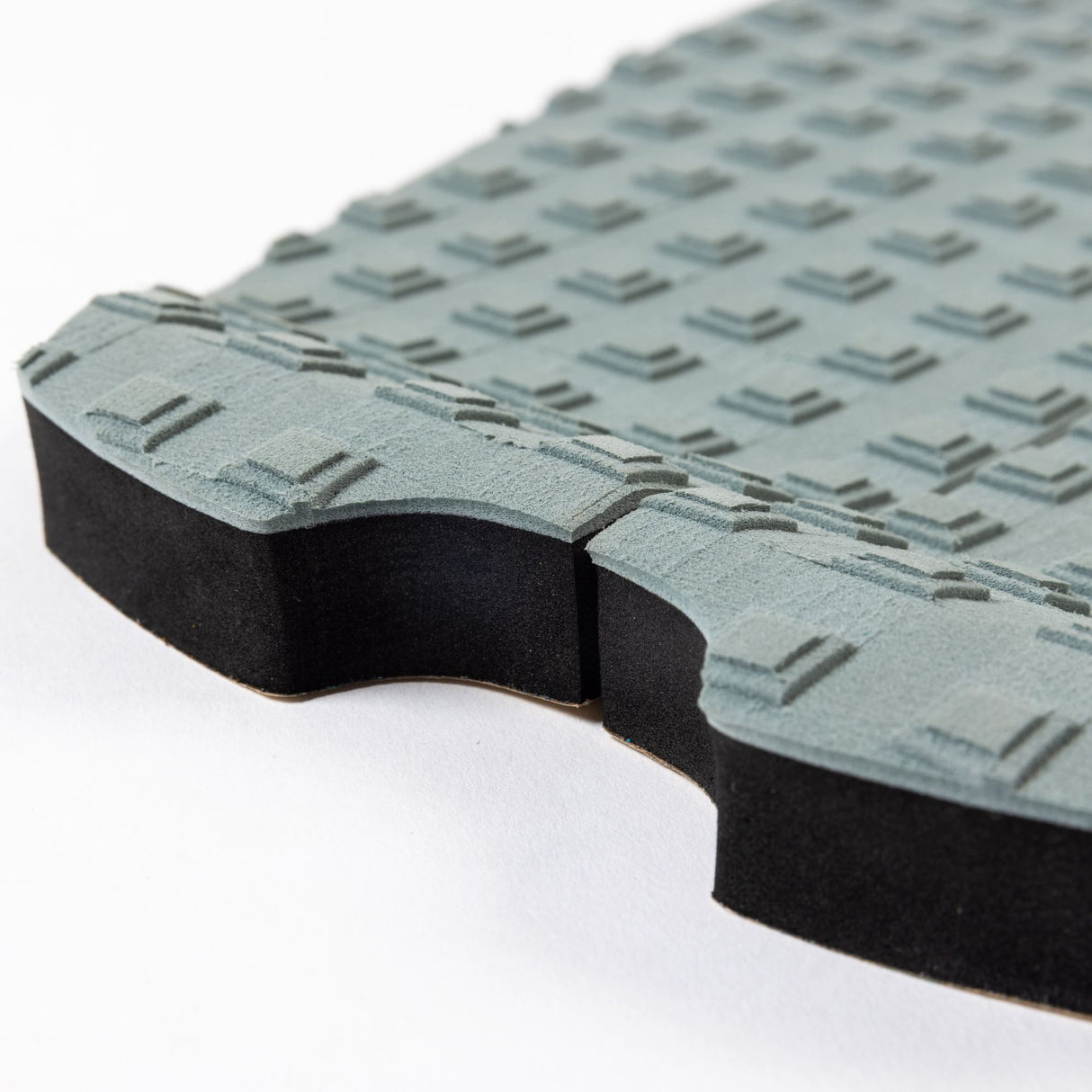 Roam Footpad Deck Grip Traction Pad 2-teilig, grau-schwarze Griffmatte mit strukturiertem Oberflächenmuster, Detailansicht der Kante