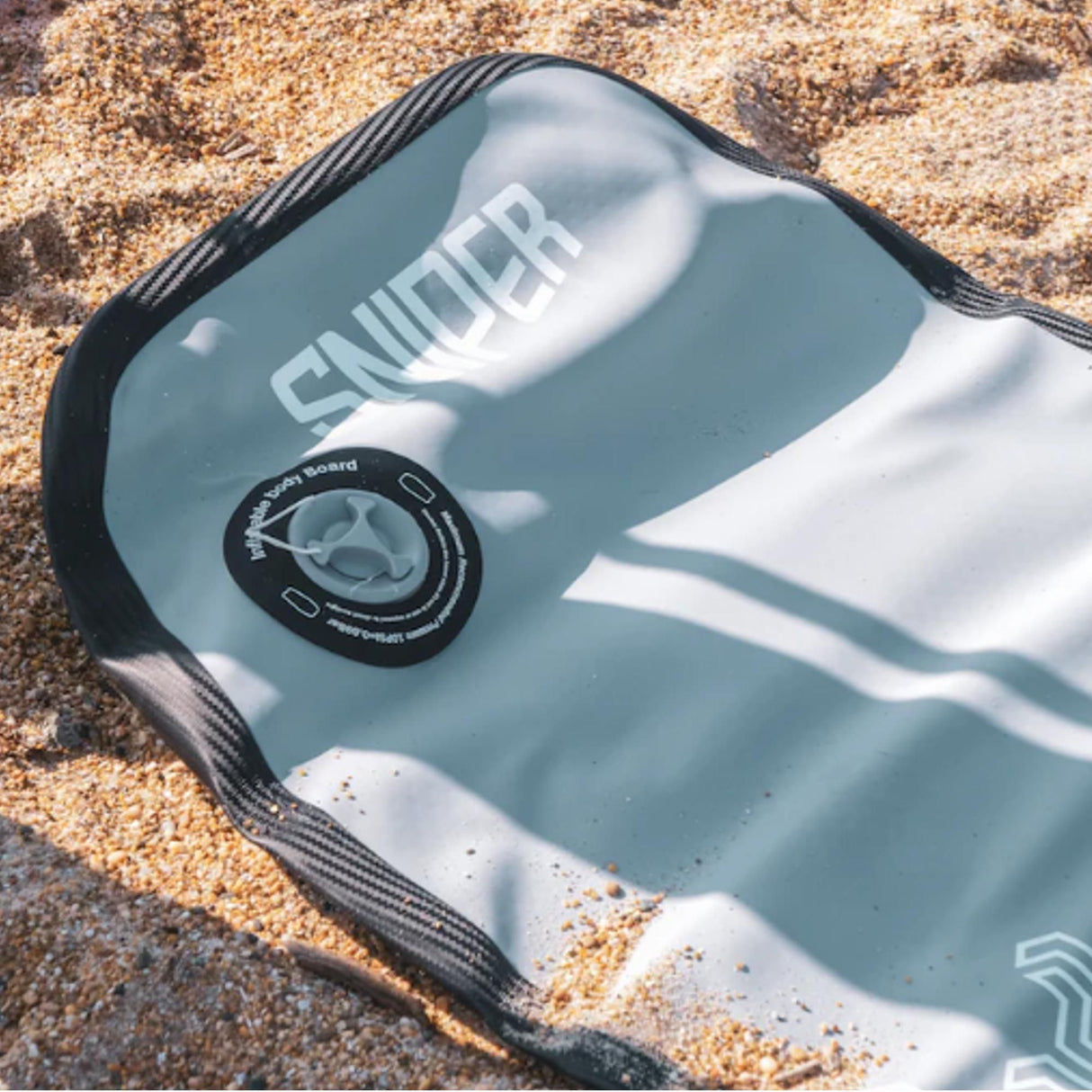 Sniper Pufferfish Bodyboard in Blau-Weiß mit schwarzem Rand, liegt auf Sand, Draufsicht
