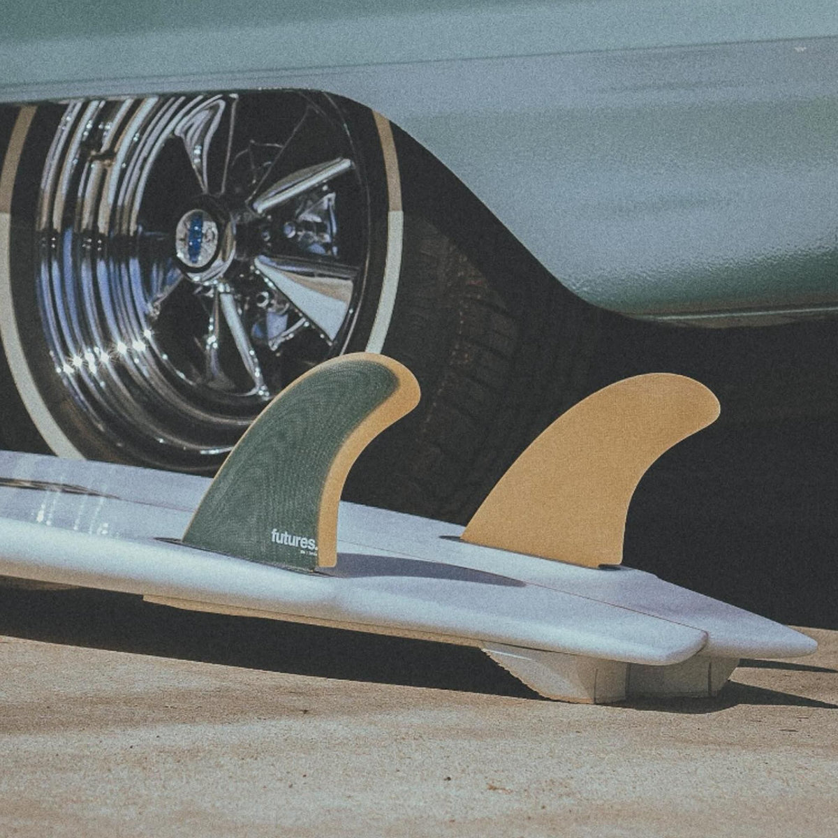 Futures Twin Fin Set EN Fiberglass, grün und beige Flossen aus Fiberglas auf Surfboard, Draufsicht