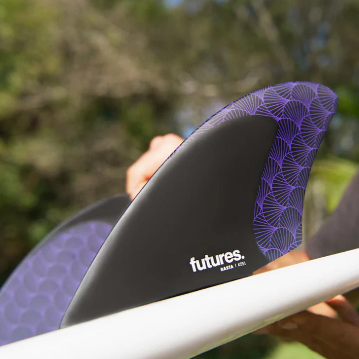 Futures Twin Fin Set Rasta Keel mit Honeycomb Material, purple schwarz, zwei Flossen auf Surfboard, Detailansicht
