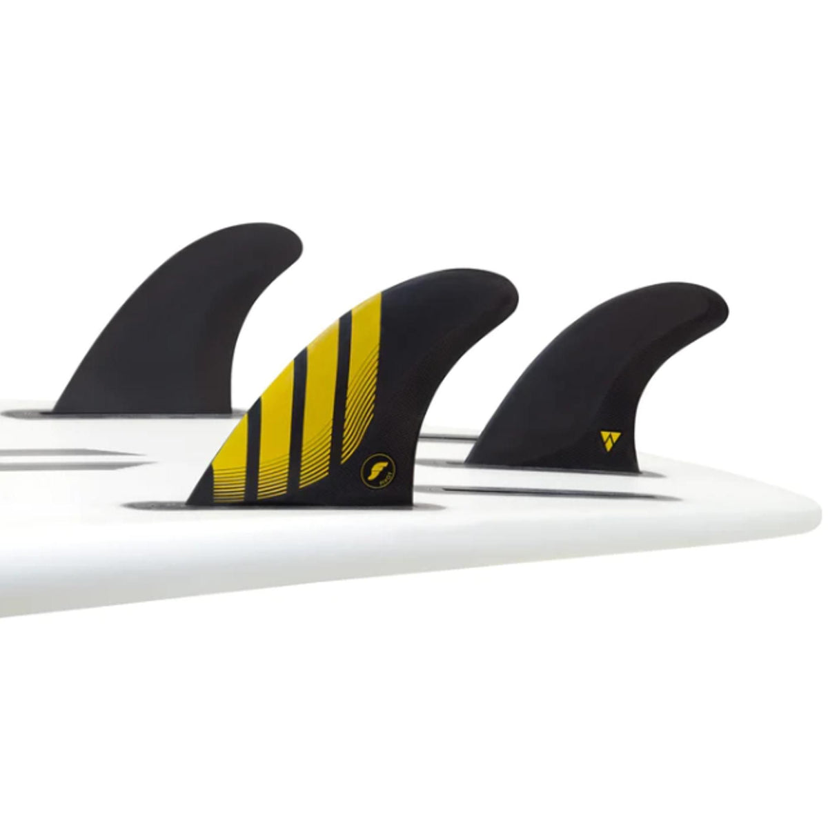 Futures Thruster Fin Set P4 Alpha, schwarz mit gelben Streifen, auf weißem Surfboard montiert
