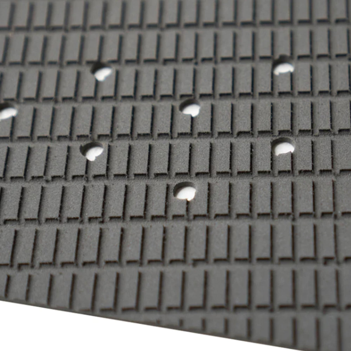 Futures Traction Pad Surfboard Footpad in Grau mit strukturierter Noppen-Oberfläche und Befestigungslöchern, Nahaufnahme