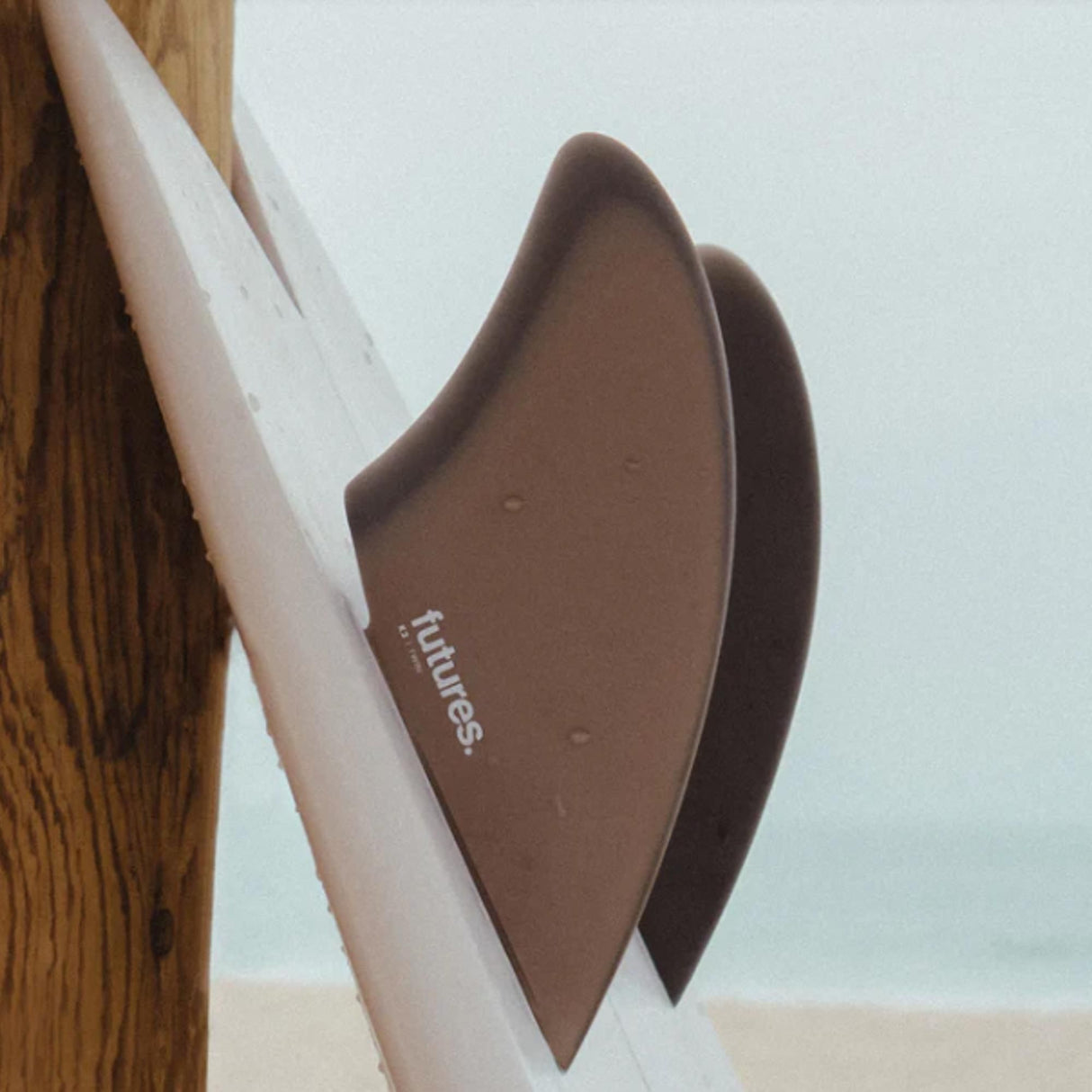 Futures Twin Fin Set K2 Keel, braune Fiberglas-Flossen, Seitenansicht an Surfboard montiert