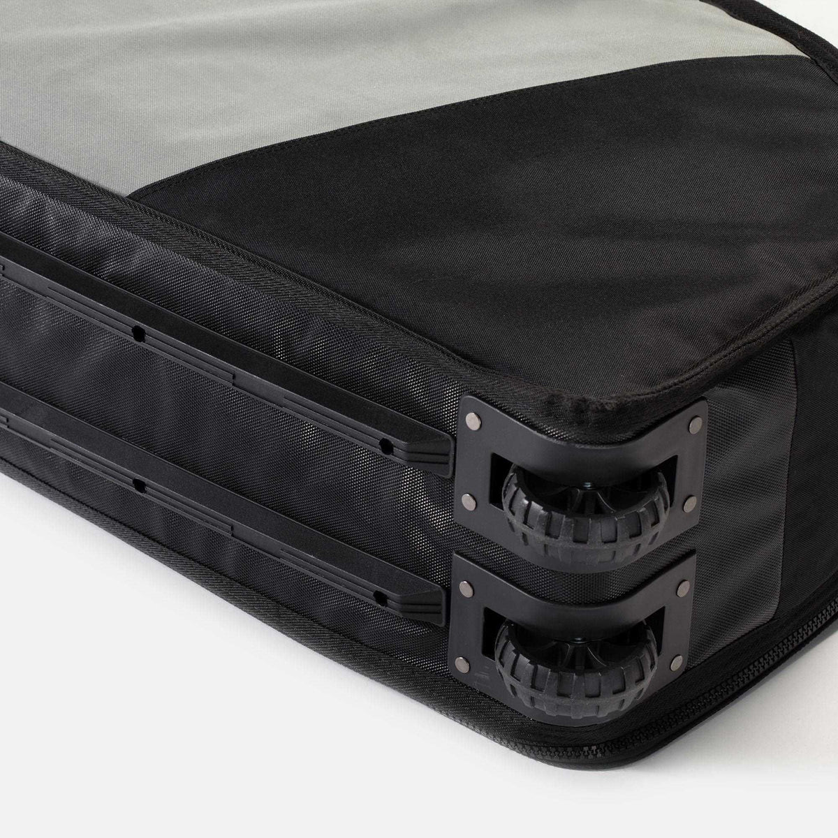 ROAM Coffin Wheelie Boardbag schwarz mit Rollen, robuste Konstruktion, Seitenansicht