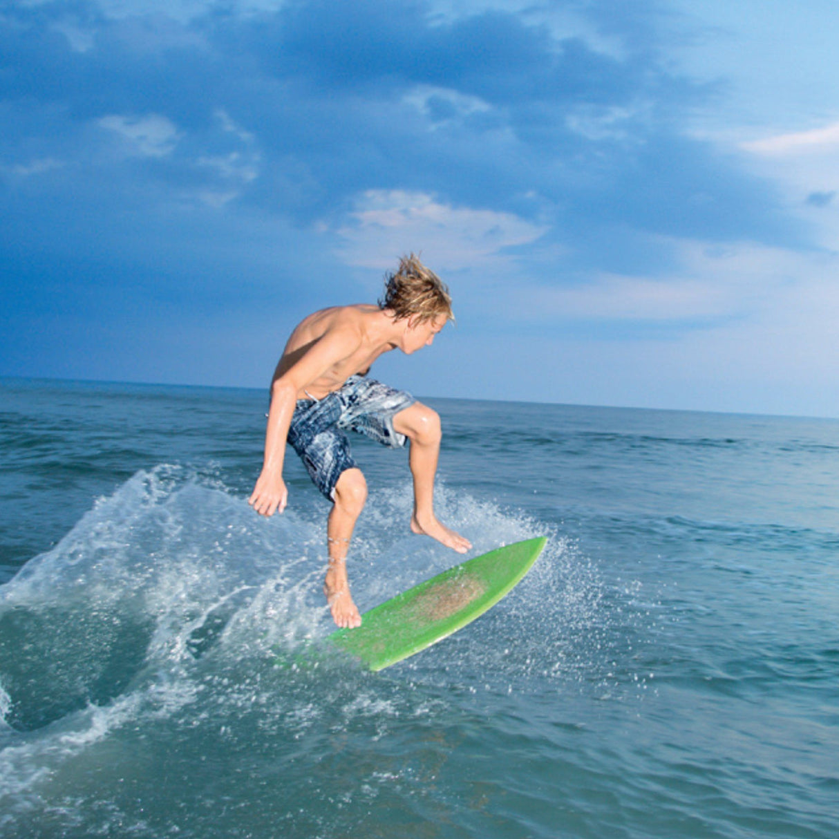 SkimOne EPS Epoxy Bambus Clover Skimboard grün, Fahrer auf Welle im Meer