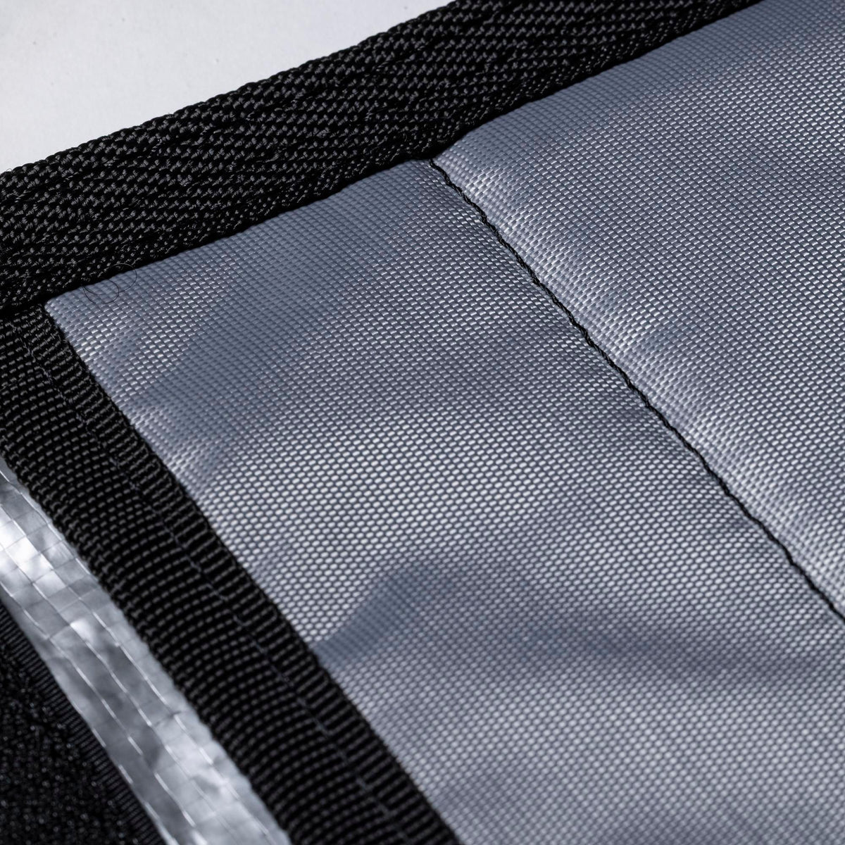 Roam Surfboard Tech Socke Fish mit grauer Polsterung und schwarzem Netzstoff, Detailansicht der Materialien
