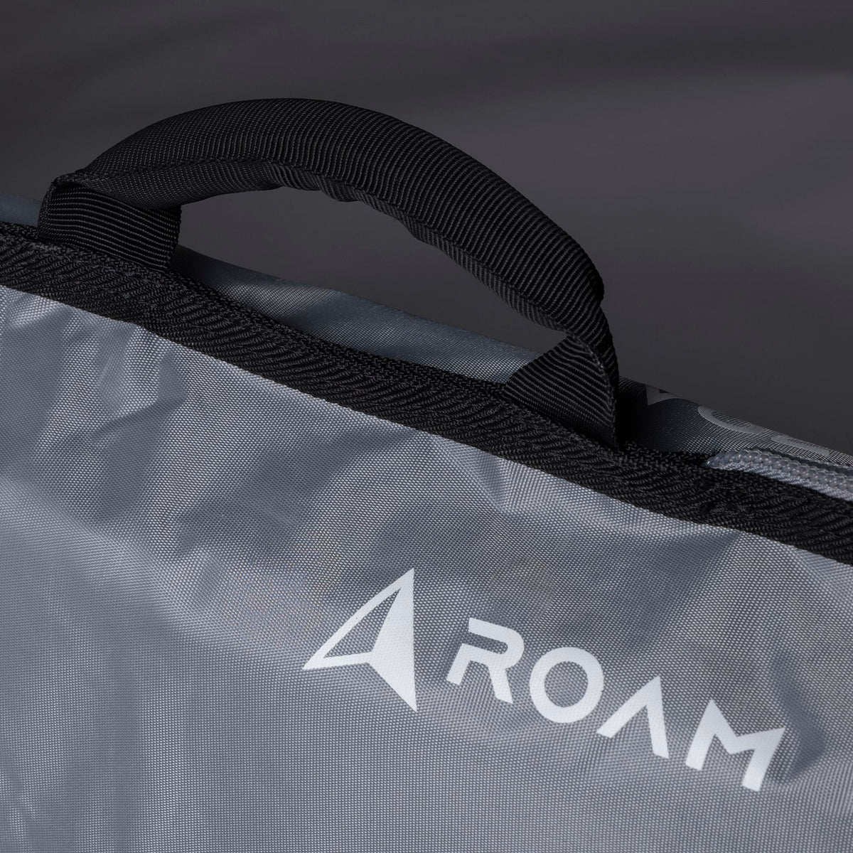 Roam Surfboard Stealth Sleeve Short grau mit schwarzem Griff, Detailansicht des Tragegriffs und ROAM-Logo
