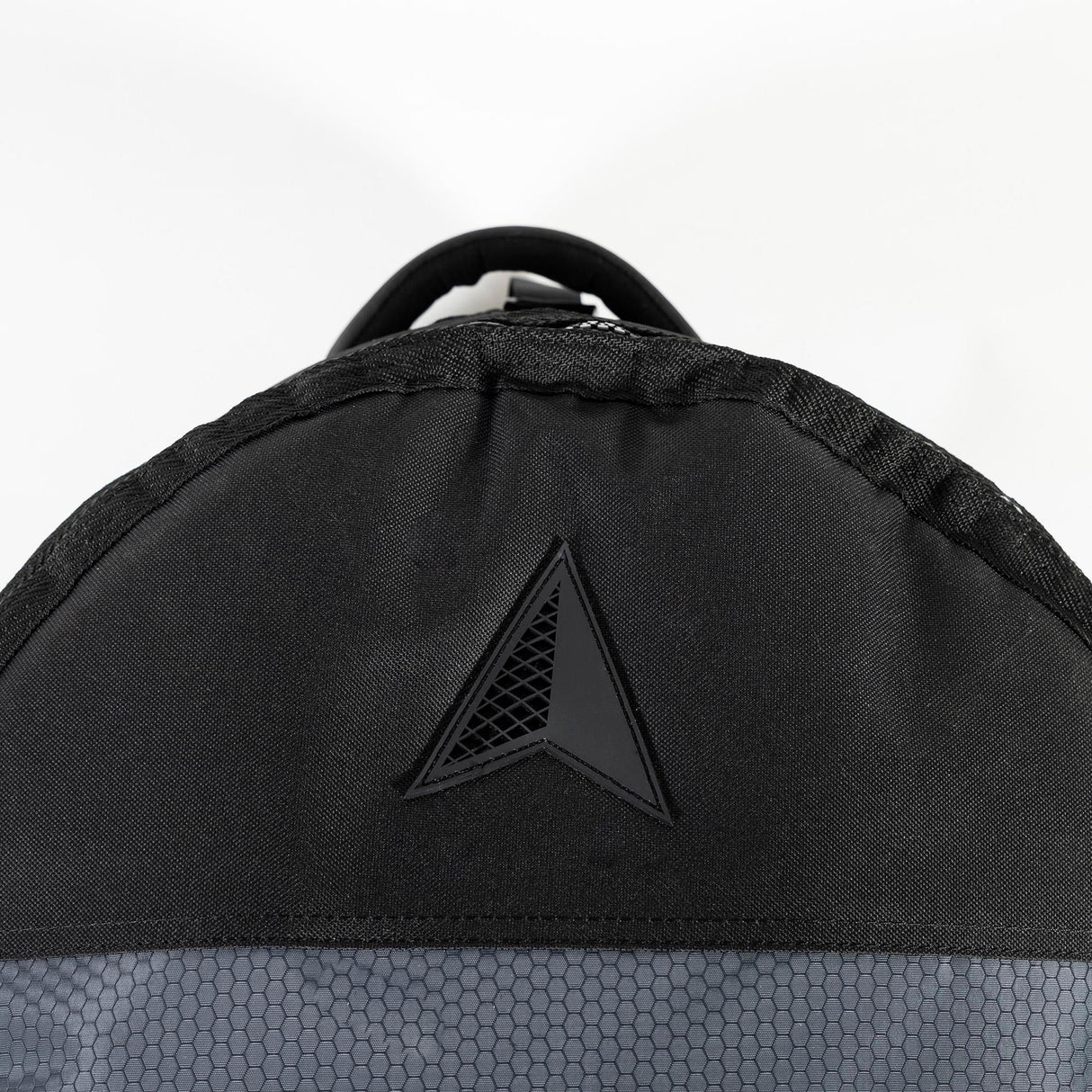 Roam Surfboard Converter Coffin schwarz mit grauem Netzstoff, Frontalansicht mit Tragegriff und geometrischem Logo