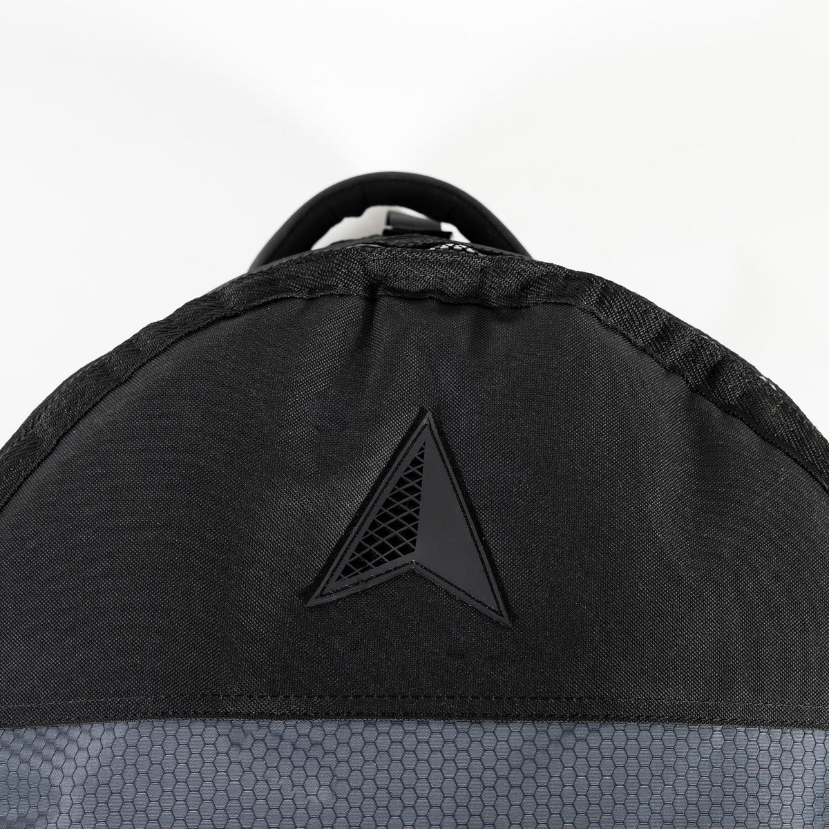 Roam Surfboard Converter Coffin schwarz mit grauem Netzstoff, Frontalansicht mit Tragegriff und geometrischem Logo