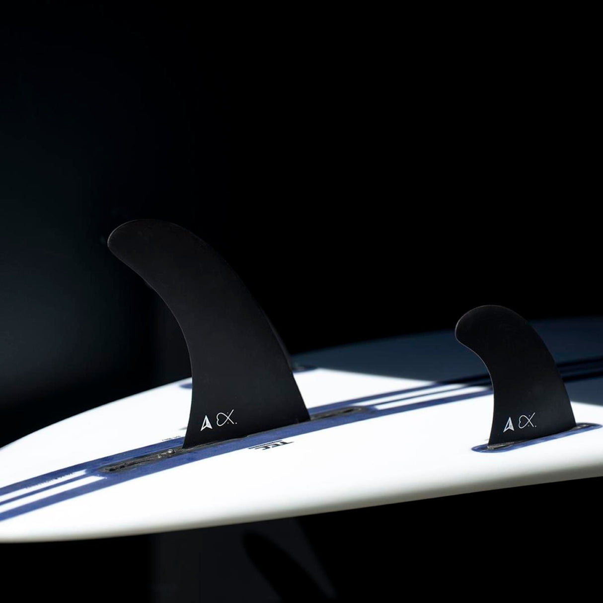 Roam Surfboard Single Fin Delpero Pro US Box, weiß mit schwarzen Flossen, Seitenansicht