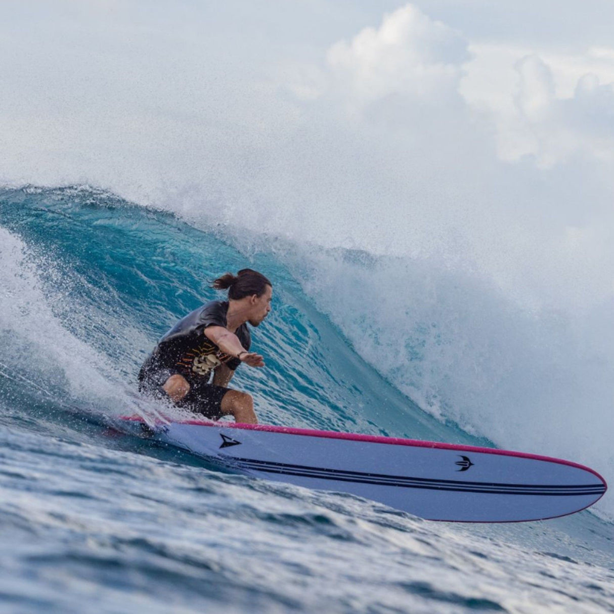 Roam Surfboard Single Fin Delpero Pro US Box, blau-rosa, in Aktion auf Welle, Seitenansicht