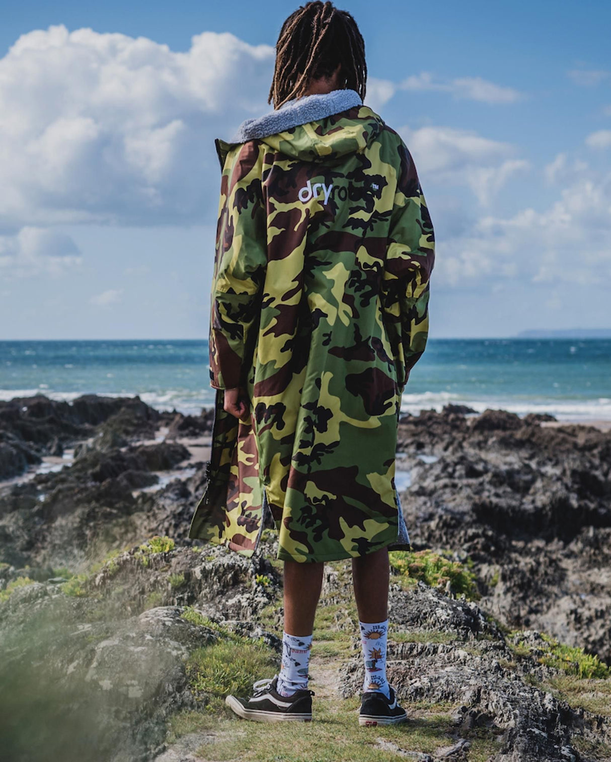 Dryrobe Advance Long Sleeve in Camouflage, Rückansicht am Strand getragen