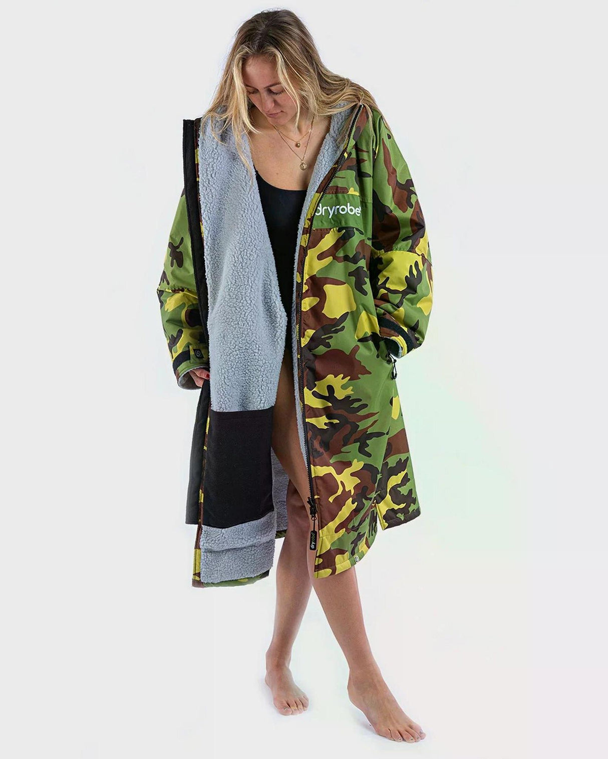 Dryrobe Advance Long Sleeve Bademantel in Camouflage-Grün mit grauem Fleece-Futter, Frontalansicht an Modell