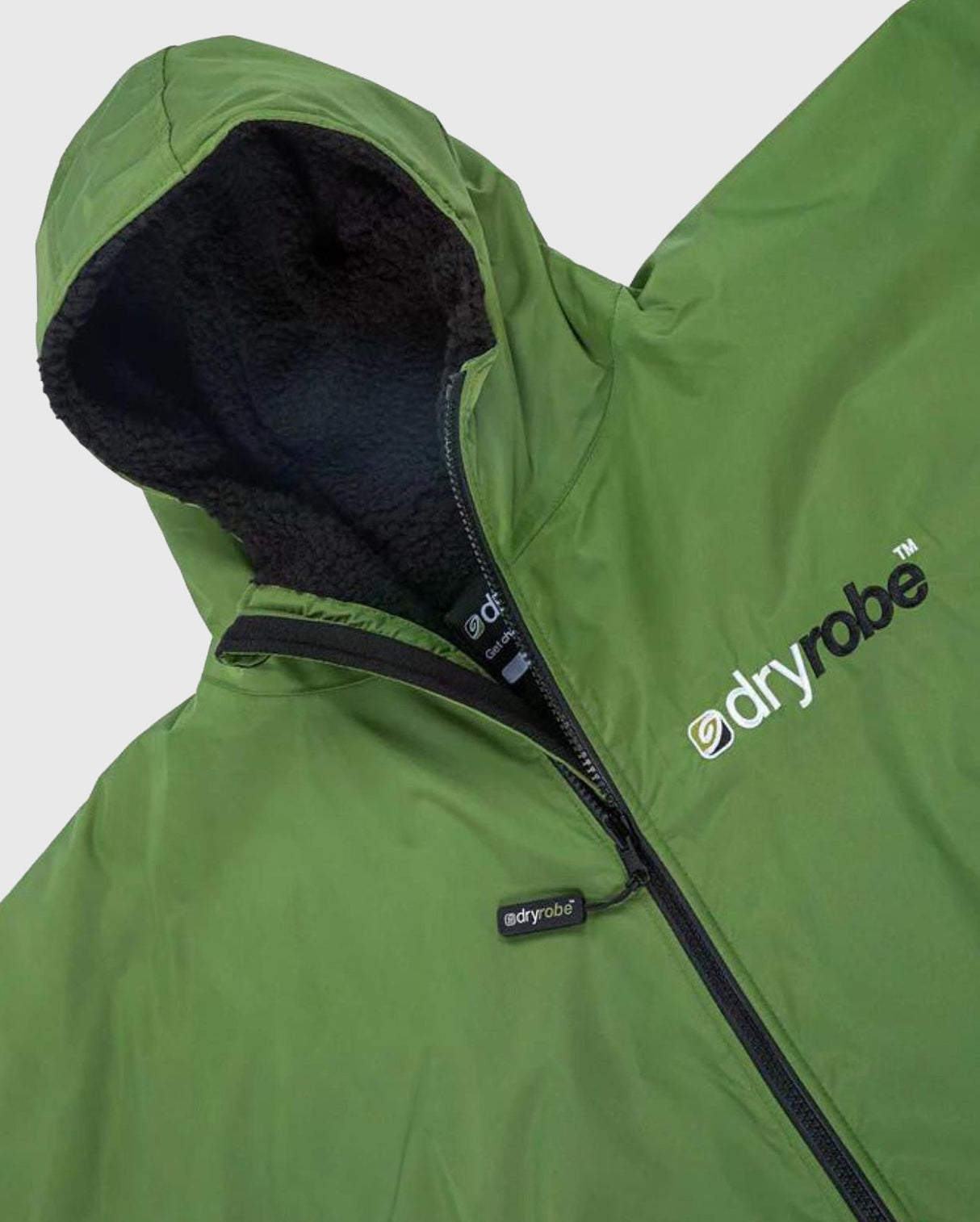 Dryrobe Advance Long Sleeve in Grün mit schwarzem Fleecefutter, Detailansicht der offenen Kapuze und des Reißverschlusses