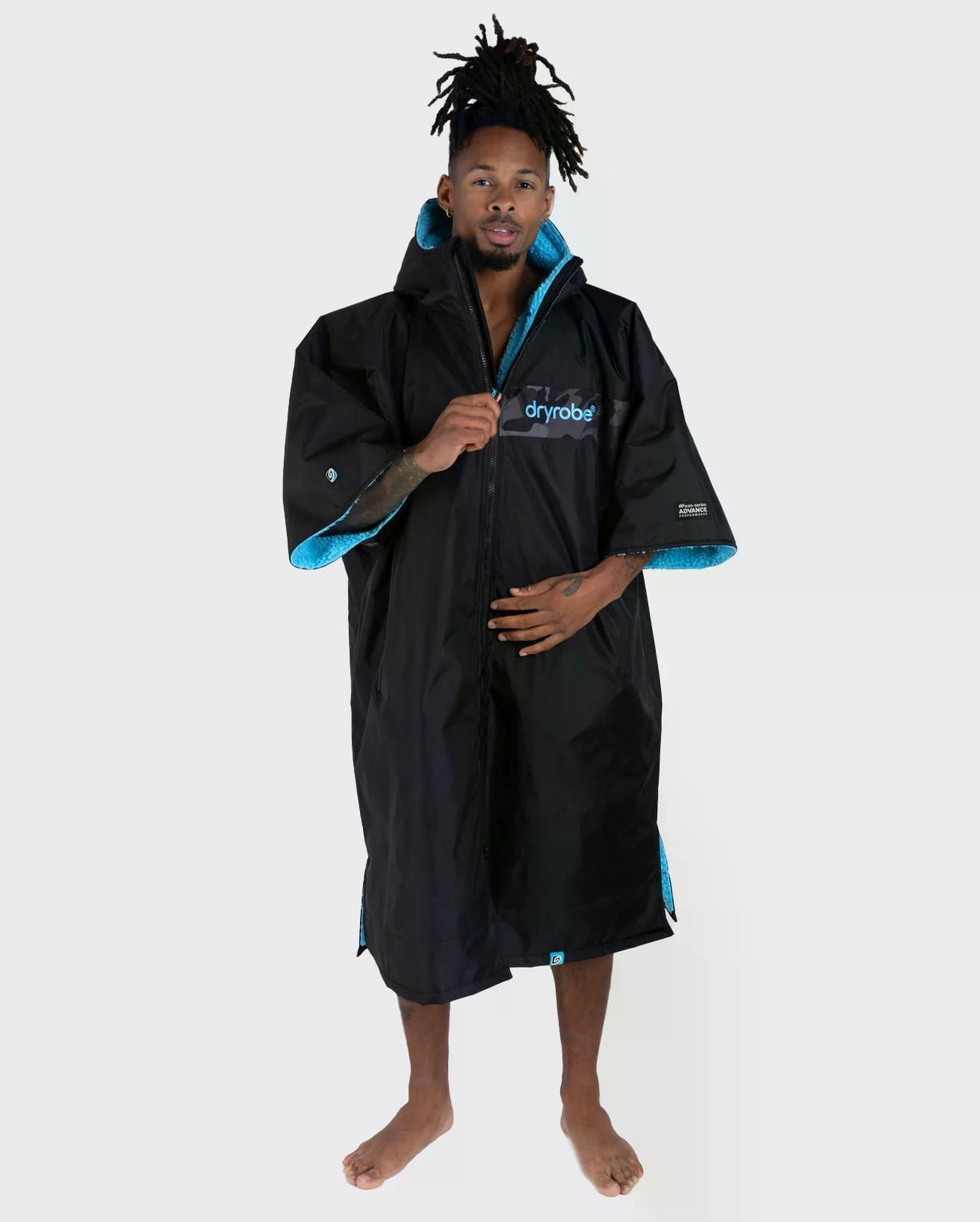 DRYROBE Advance Short Sleeve, Schwarz mit Blau, Umziehjacke aus Neopren, Frontansicht auf Modell
