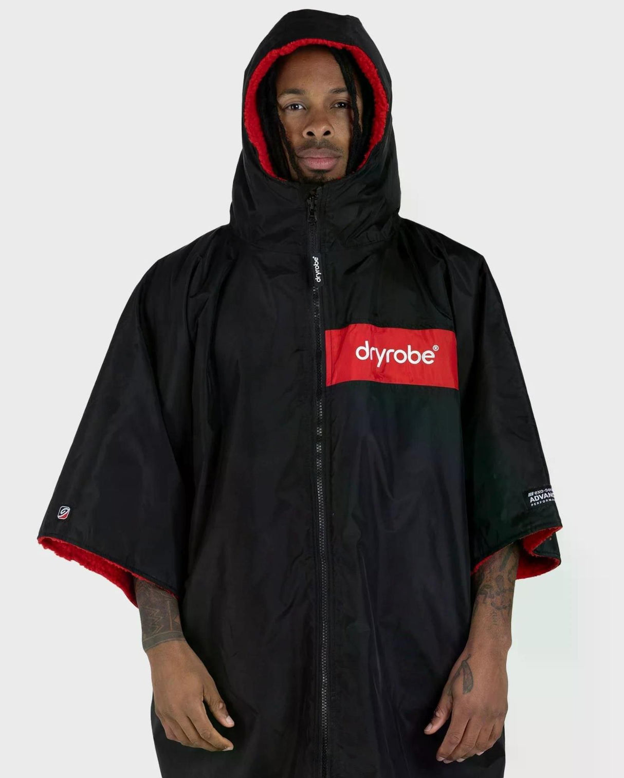 DRYROBE Advance Short Sleeve schwarz mit rotem Logo, Kapuze, Frontansicht, Funktionsmaterial