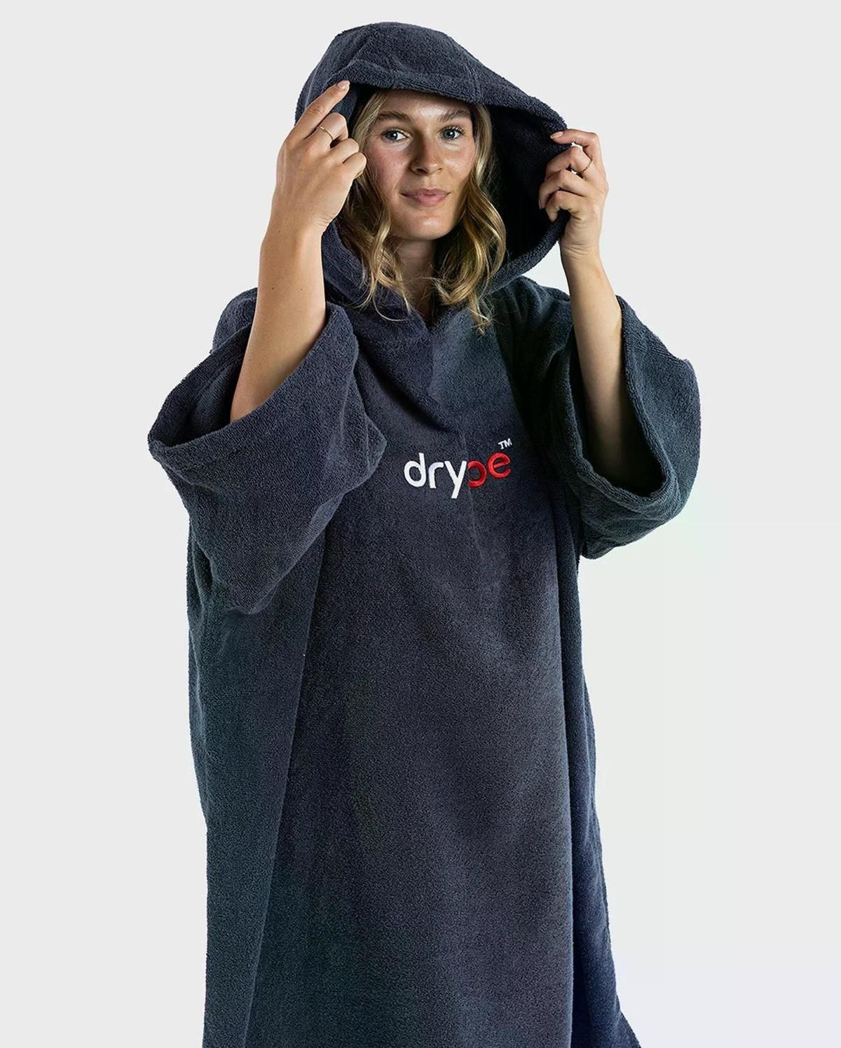 Dryrobe Handtuchmantel aus Bio-Baumwolle in Dunkelblau, Frontansicht mit Kapuze, auf Modell getragen