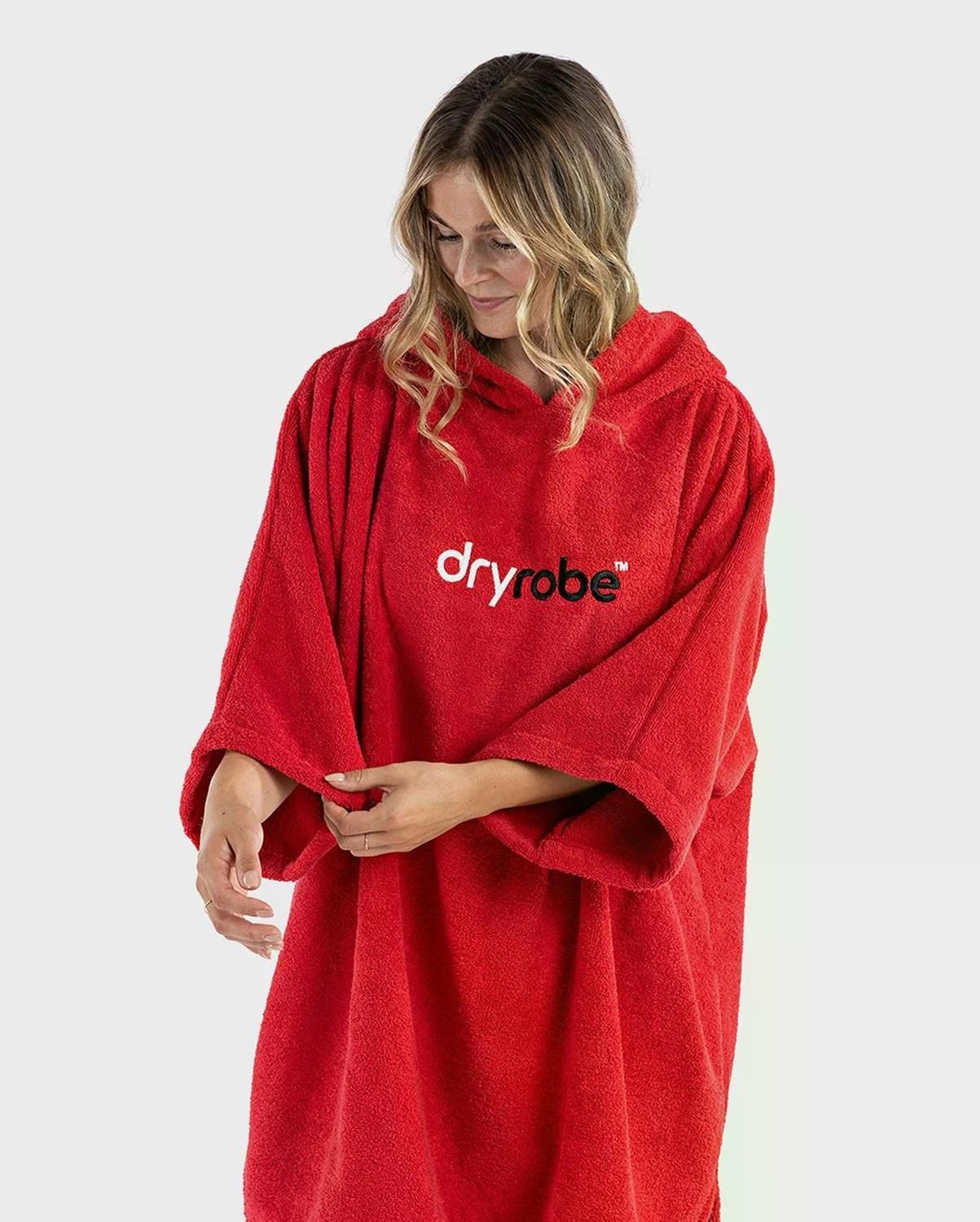 Dryrobe Handtuchmantel aus Bio-Baumwolle in Rot, Frontansicht mit Kapuze und weißem Logo