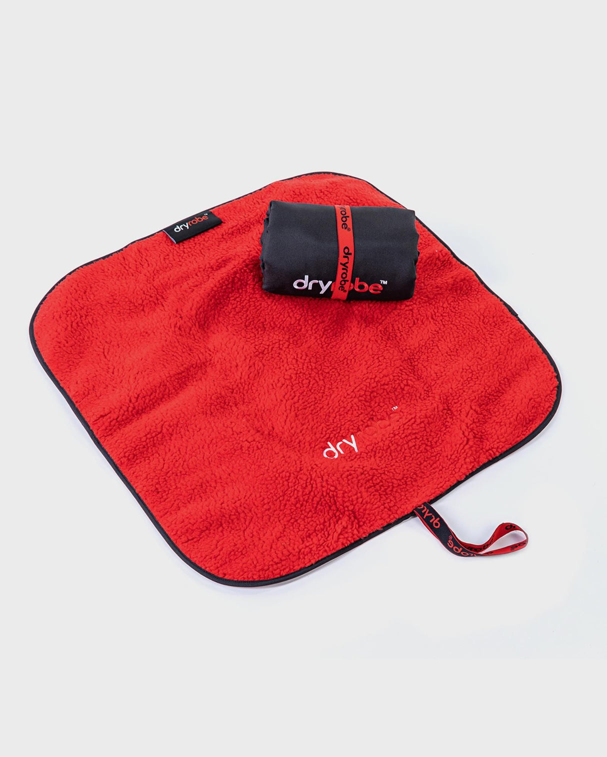 Dryrobe Umziehmatte rot aus Frottee mit schwarzem Dryrobe-Logo und Tragegriff, Draufsicht