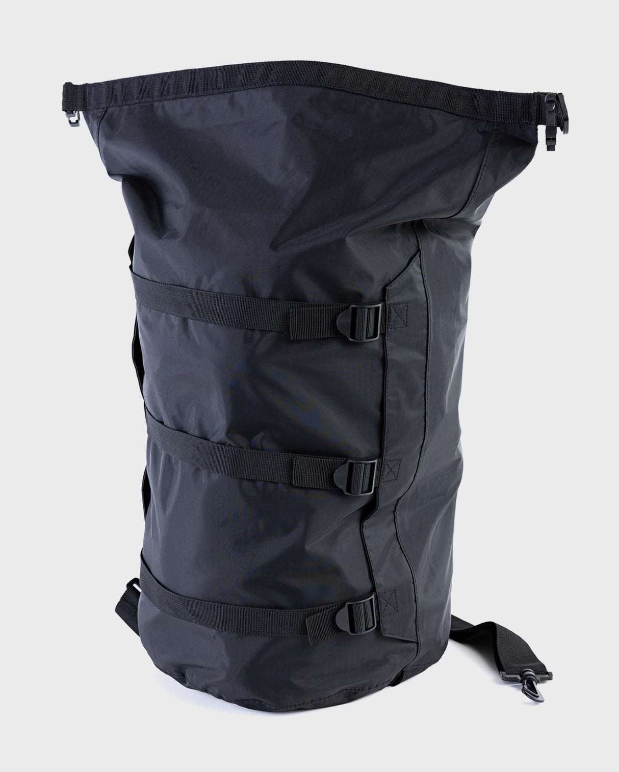Dryrobe Drybag wasserdichter Packsack in Dunkelblau mit Rollverschluss und drei Befestigungsgurten, Frontansicht