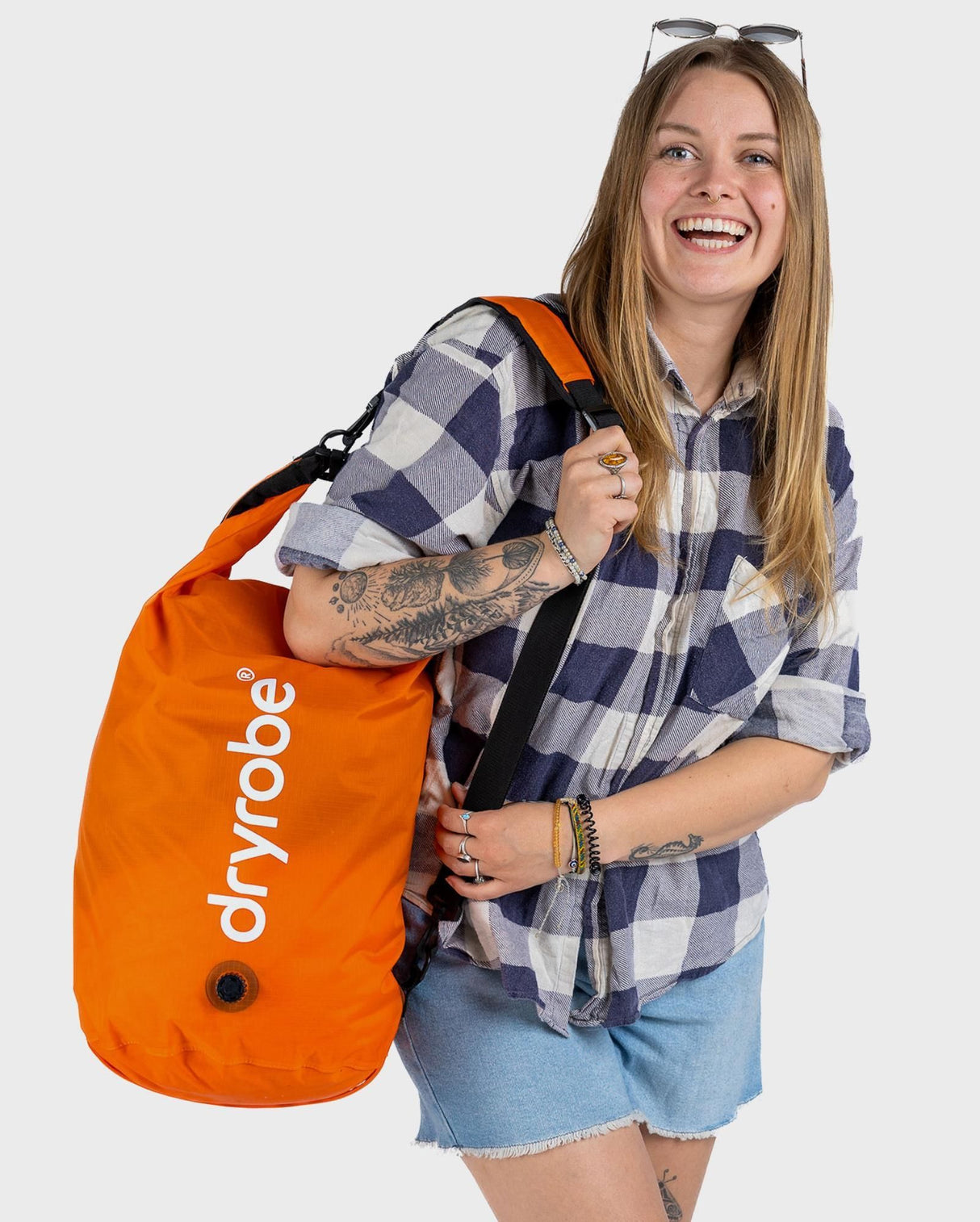 Dryrobe wasserdichter Packsack Drybag in Orange mit weißem Logo, von einer Frau getragen