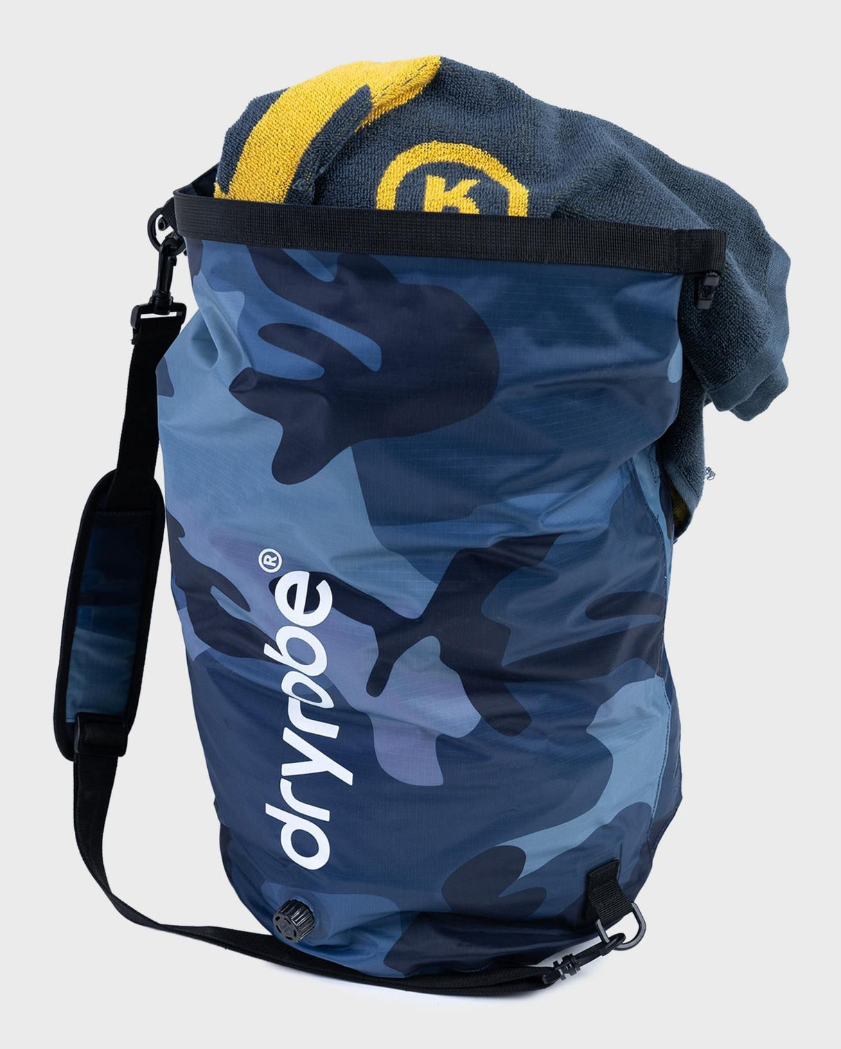 Dryrobe Drybag wasserdichter Packsack in Blau-Camouflage mit gelbem Griff und schwarzem Schultergurt, Frontansicht