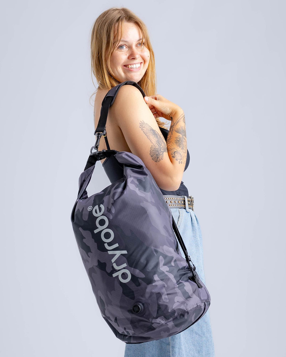 Dryrobe wasserdichter Drybag Packsack in Dunkelblau mit Schultergurt, von Frau getragen