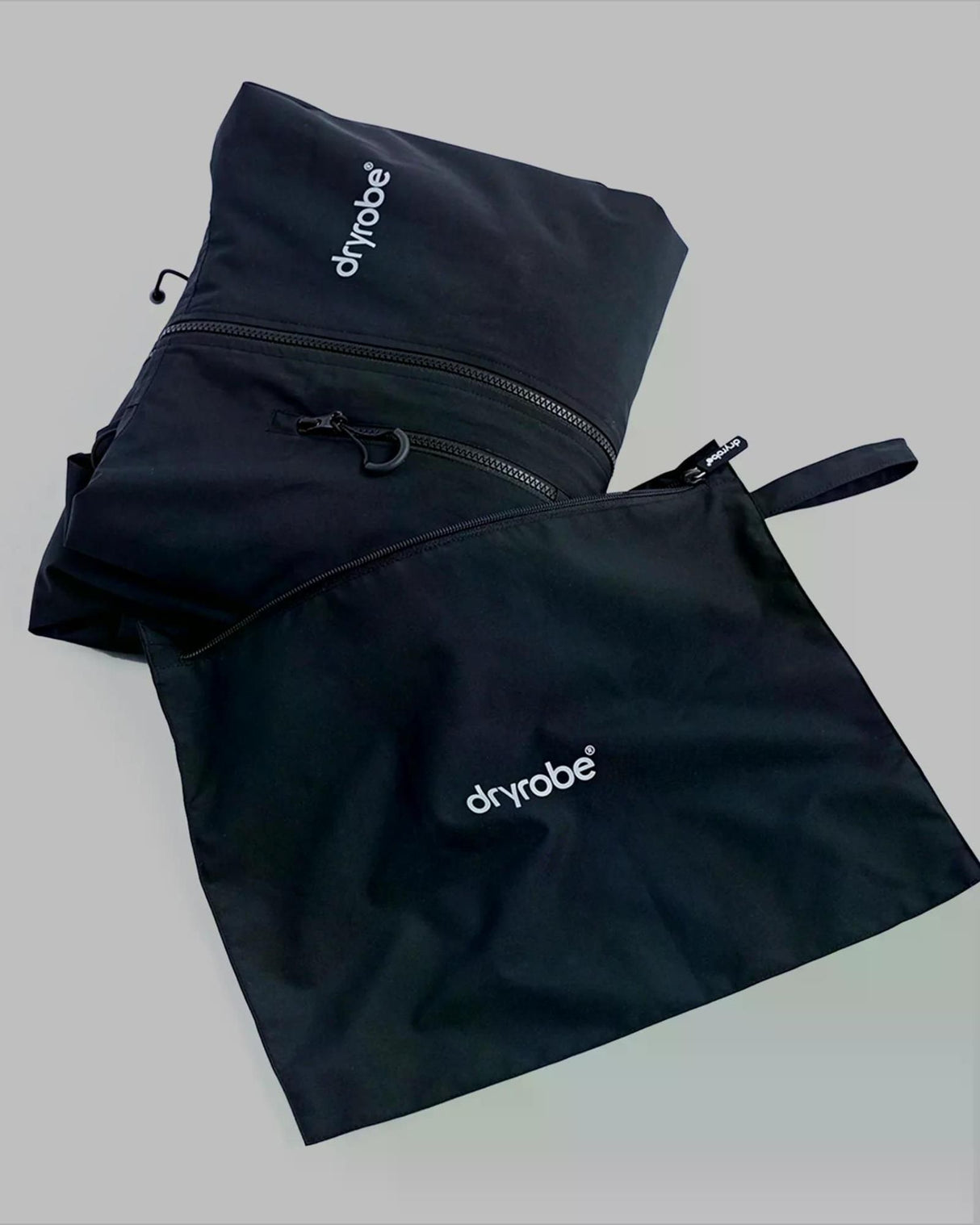 Dryrobe Tech-Lite Kurzarm Wickeljacke in Dunkelblau mit Reißverschlusstasche und Aufbewahrungsbeutel, Frontansicht