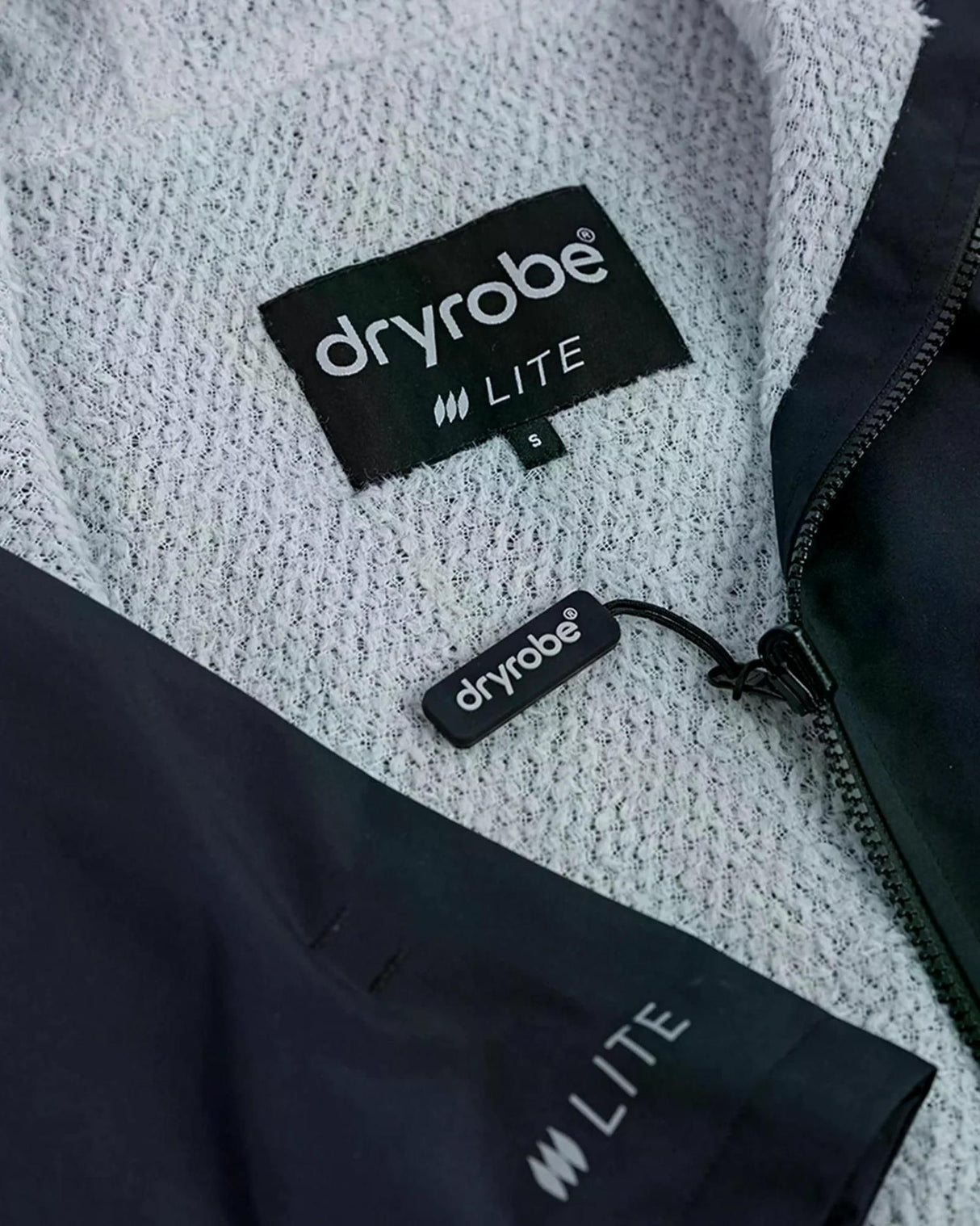 Dryrobe Tech-Lite Kurzarm in Grau und Schwarz mit Marken-Labels und Reißverschluss, Detailansicht