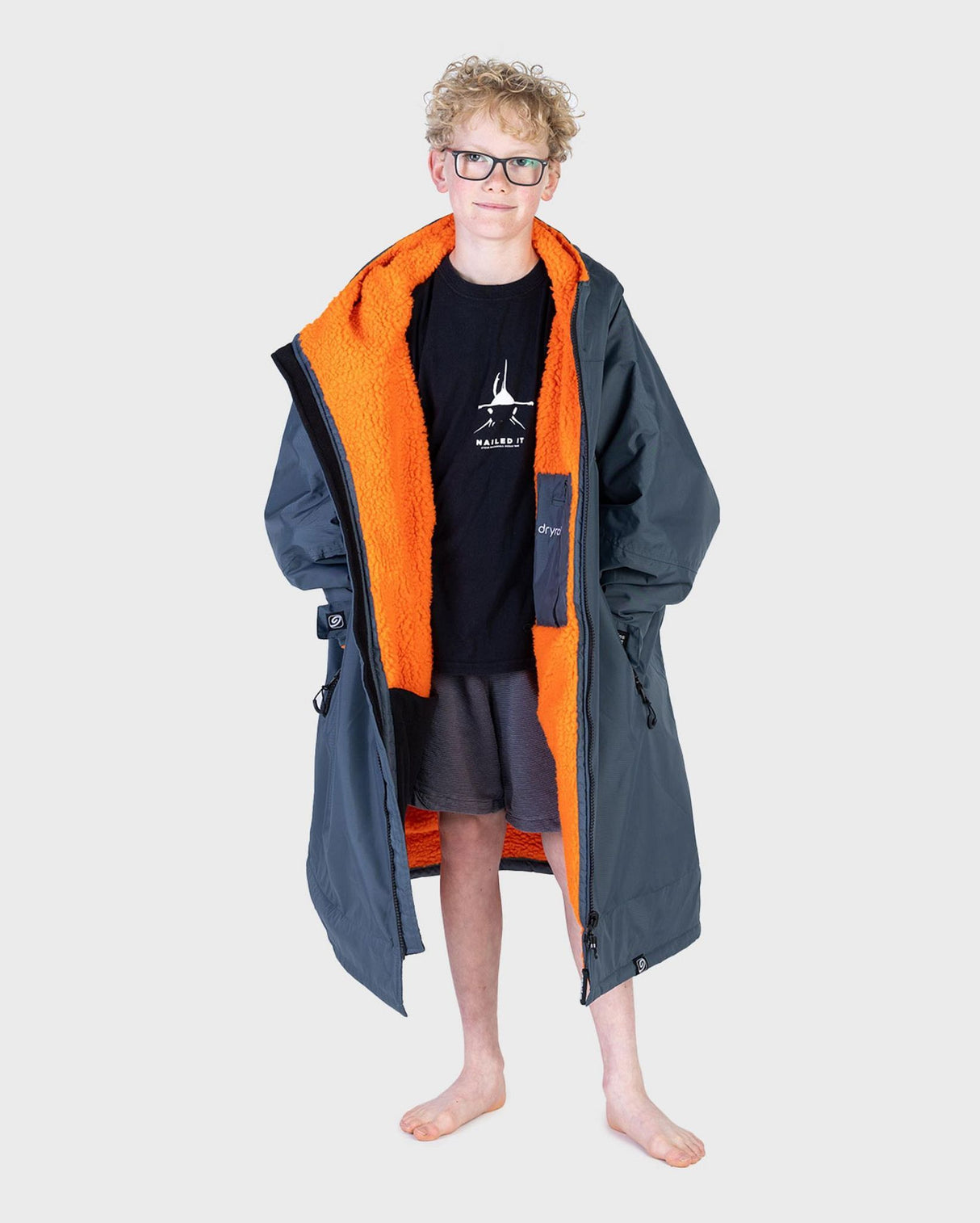 Dryrobe Advance Long Sleeve Kids in Grau und Orange, Wechselrobe mit orangefarbenem Fleece-Futter, Frontansicht auf weißem Hintergrund