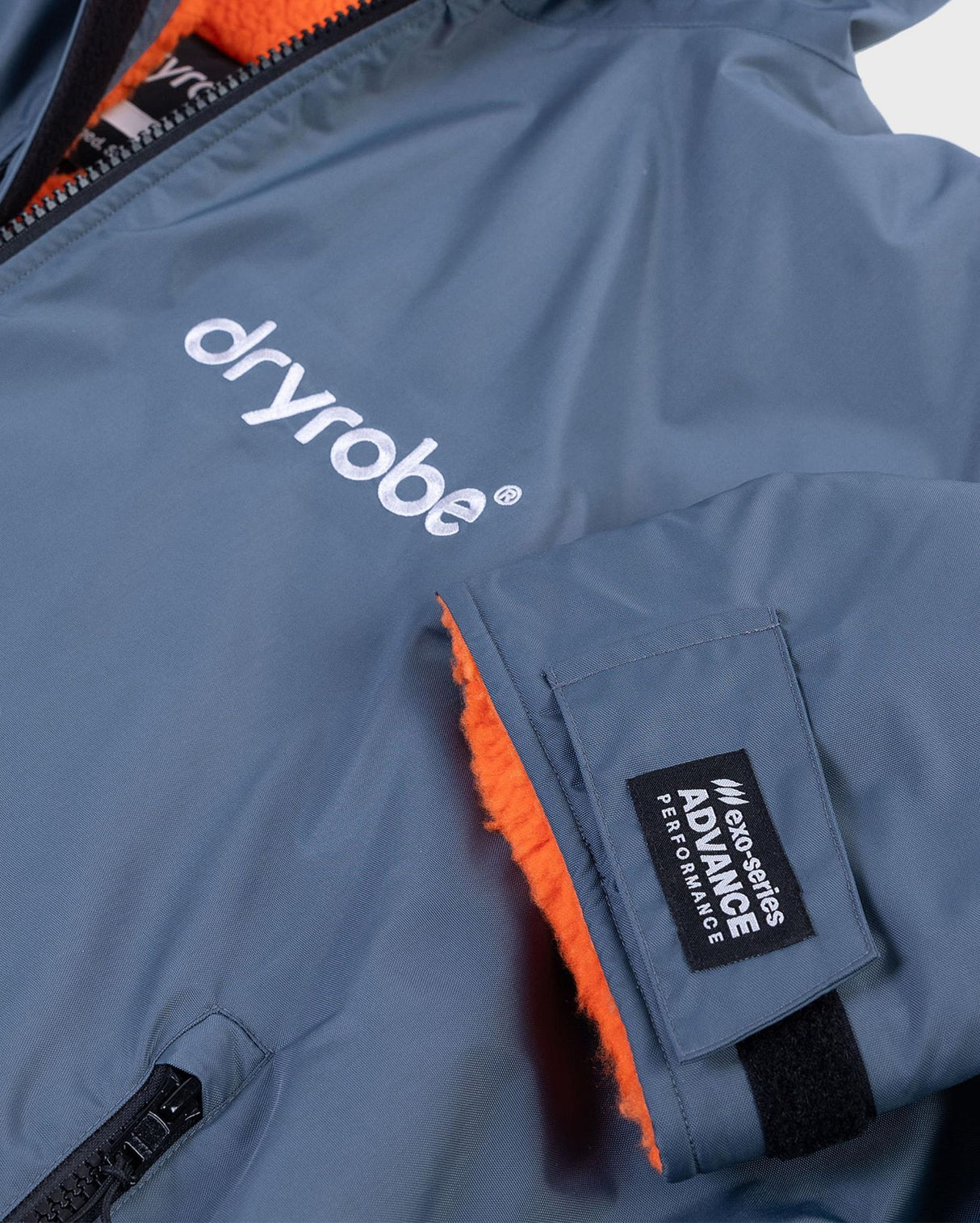 Dryrobe Advance Langarm Kids, blaugraues Funktionsgewand mit orangem Innenfutter und Reißverschluss, Detailansicht
