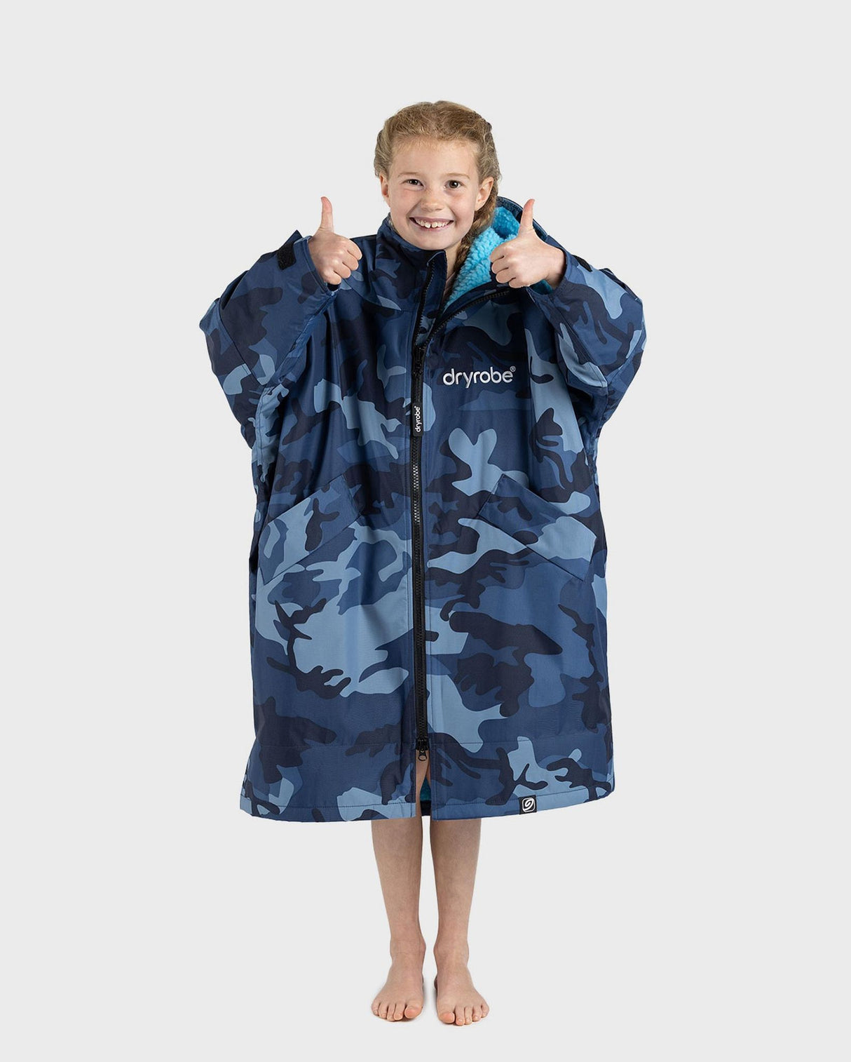 Dryrobe Advance Long Sleeve Kids Umhang in Blau mit Camouflage-Muster, Frontansicht auf Kind