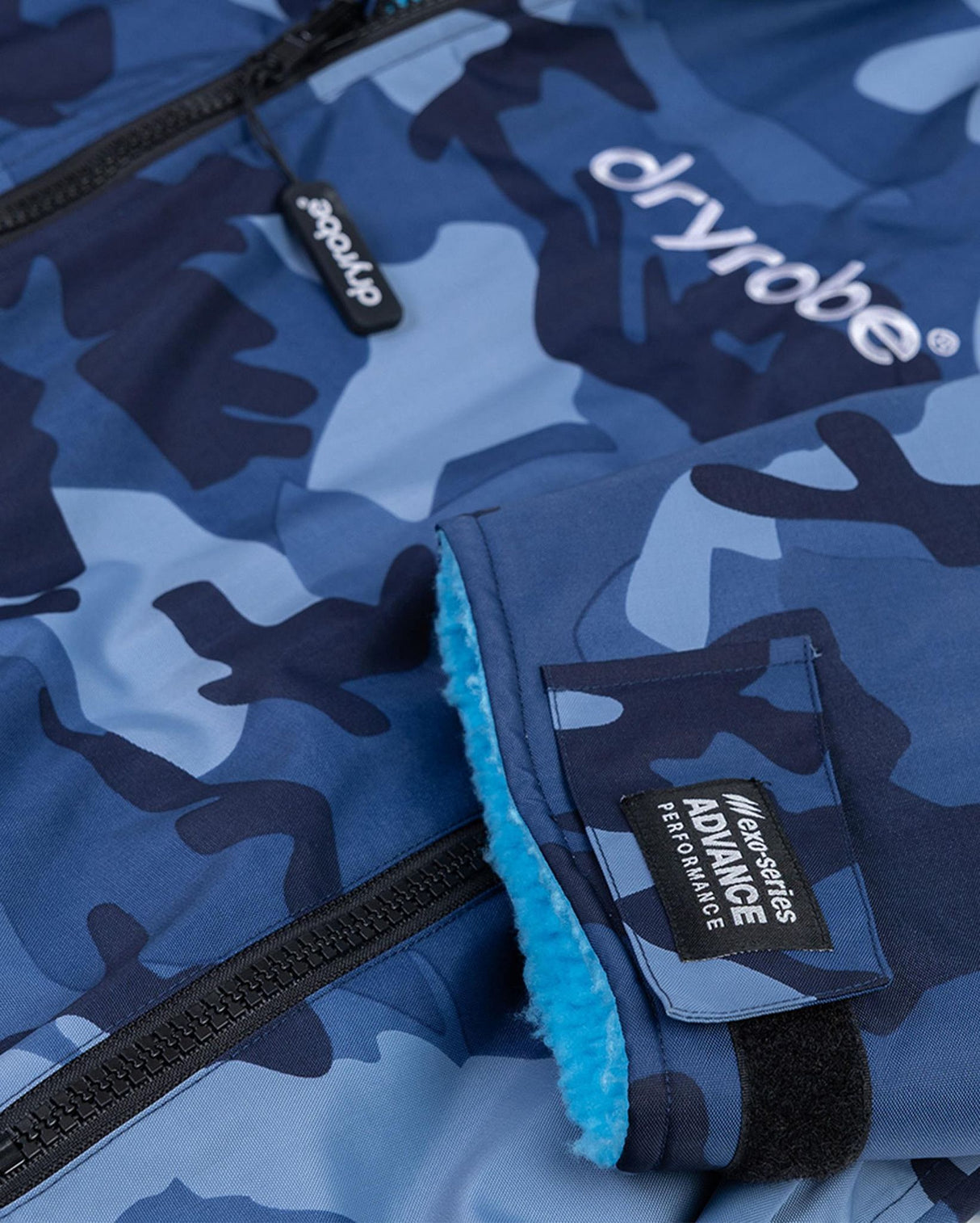 Dryrobe Advance Long Sleeve Kids Bademantel in Blau-Camouflage mit Reißverschluss und Fleece-Futter, Detailansicht des Materials und Labels