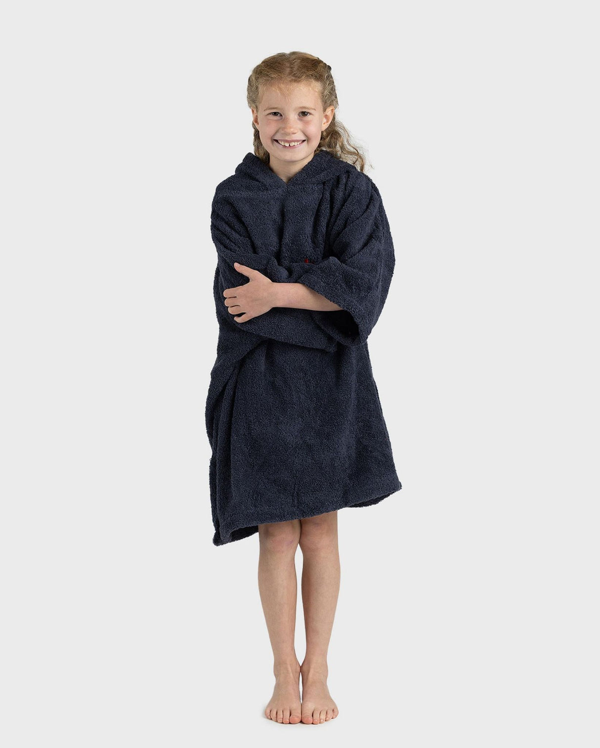 Dryrobe Handtuchmantel Bio Kids in Dunkelblau, Frontansicht, Kind trägt Baumwoll-Bademantel mit Kapuze