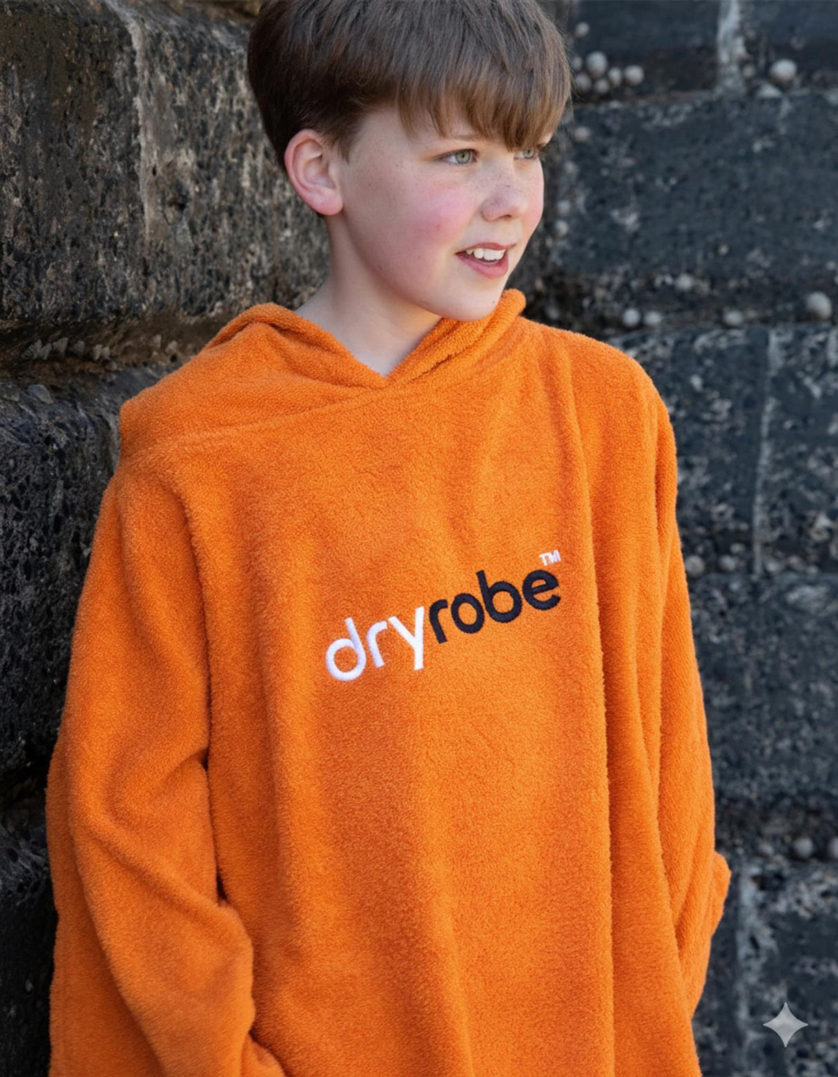 Dryrobe Kids Towel Robe Bio in Orange mit Kapuze, Frontalansicht auf Kind getragen