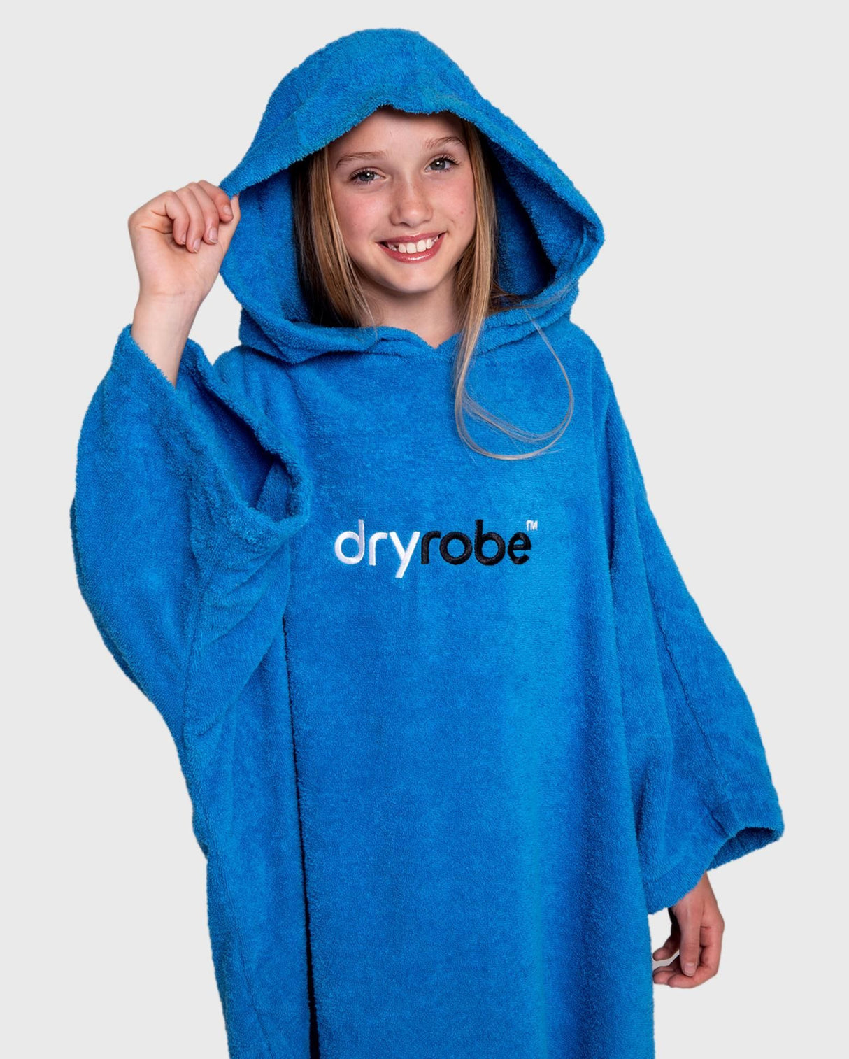 Dryrobe Handtuchmantel Bio Kids blau mit Kapuze, Frontalansicht auf Kind getragen