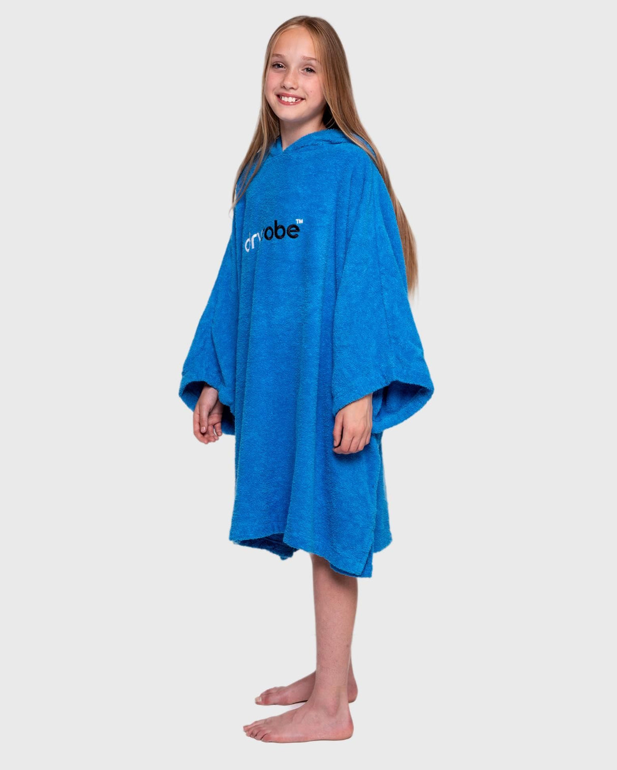 Dryrobe Handtuchmantel Bio Kids in Blau, Frottee aus Bio-Baumwolle, Kapuzenmantel, Vorderansicht auf Kind