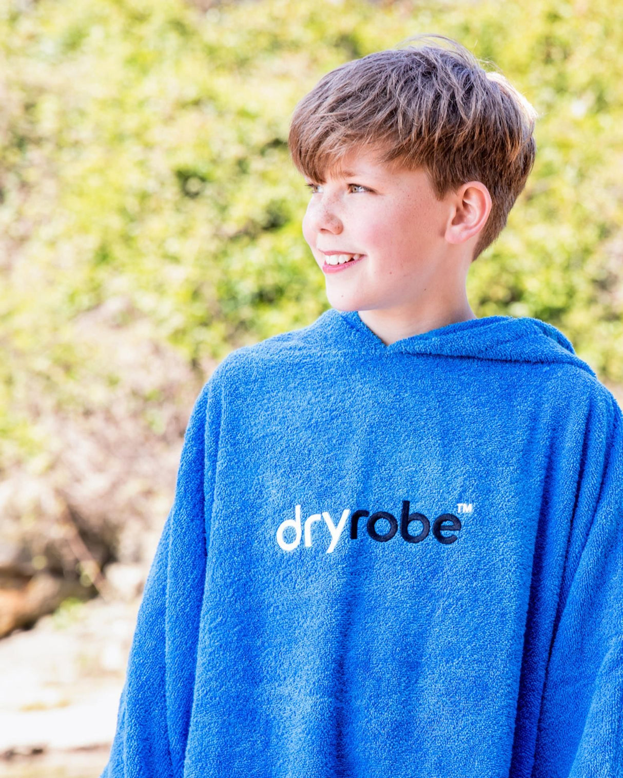 Dryrobe Handtuchmantel Bio Kids in Blau, Junge trägt Kapuzenmantel aus Bio-Baumwolle, Rückansicht
