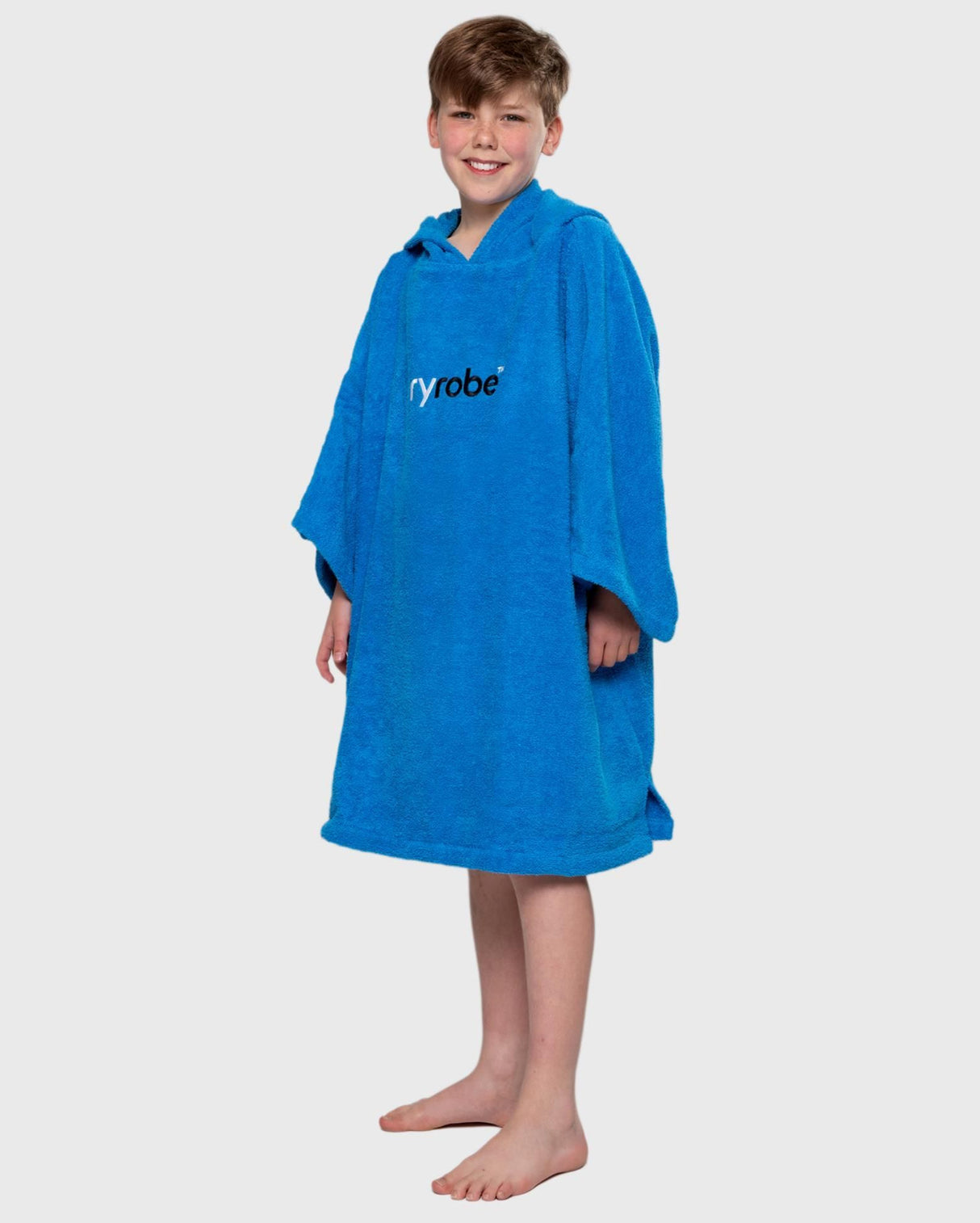 Dryrobe Handtuchmantel Bio Kids in Blau, Kapuze, Bio-Baumwolle, Frontansicht auf Kind