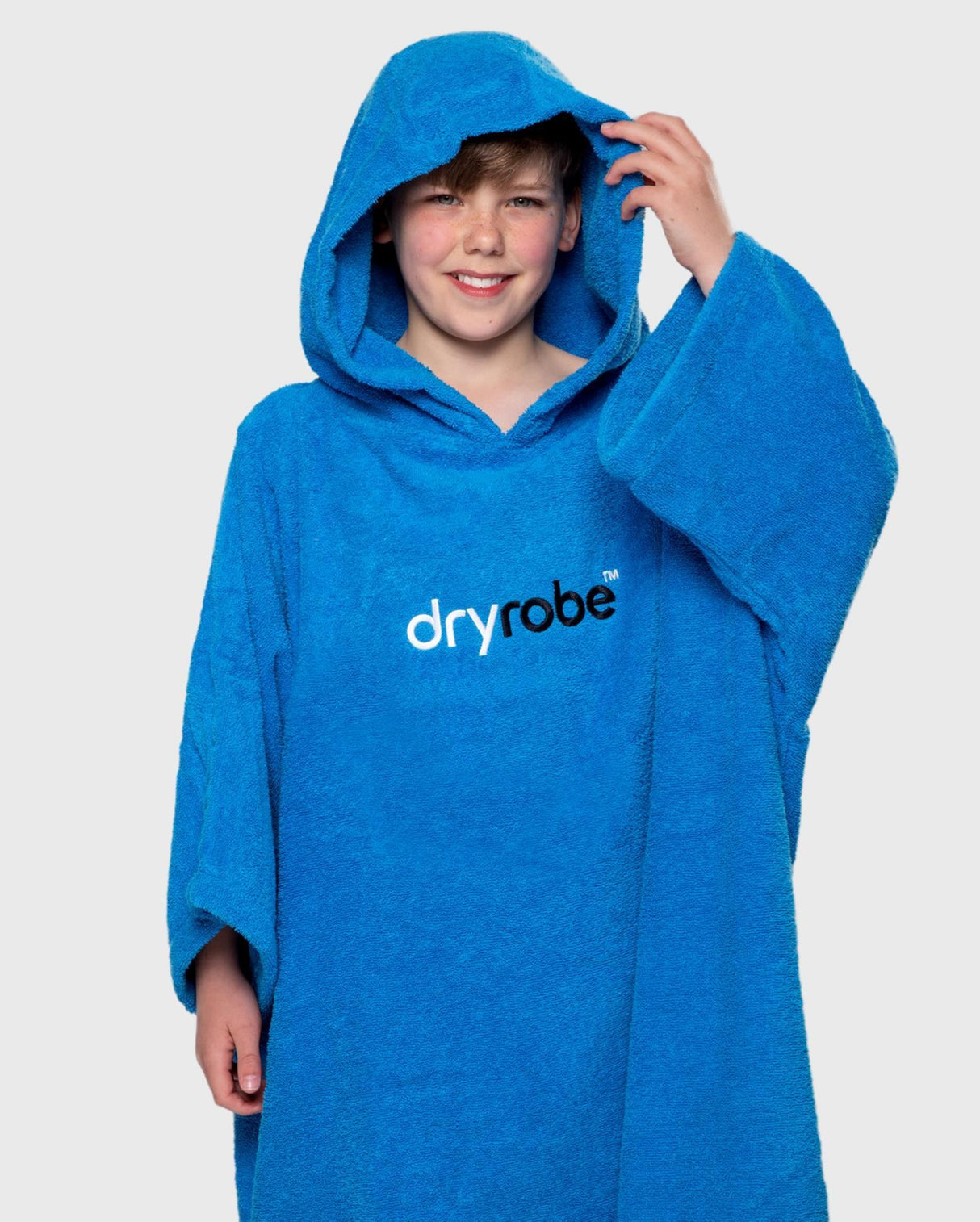 Dryrobe Handtuchmantel Bio Kids in Blau mit Kapuze, Frontalansicht auf Kind getragen
