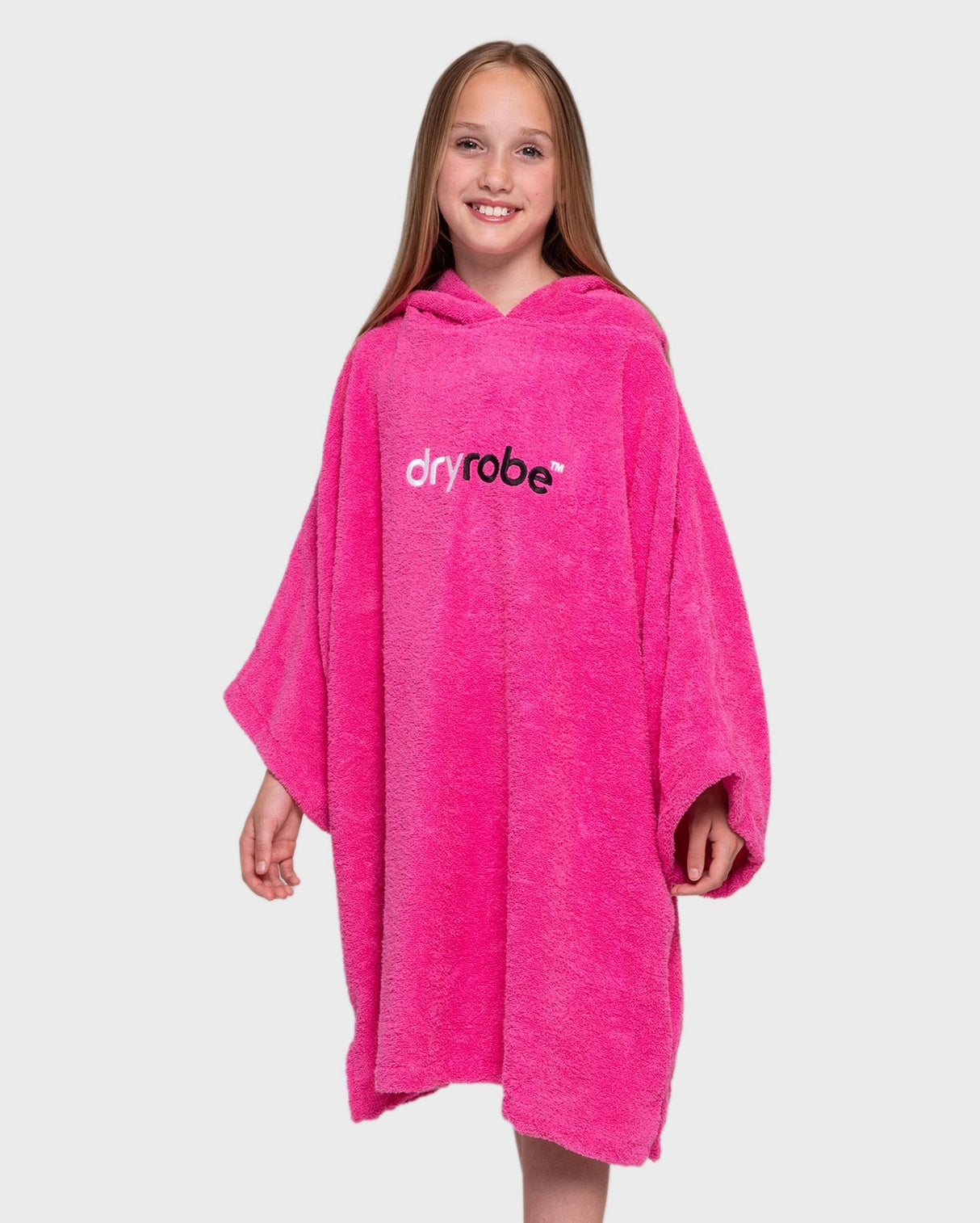 Dryrobe Handtuchmantel Bio Kids in Pink mit Kapuze, Frontansicht auf Kind getragen