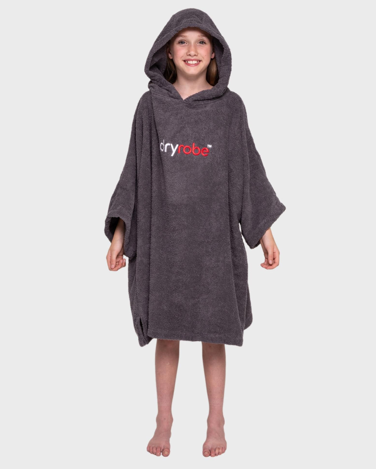 Dryrobe Handtuchmantel Bio Kids in Anthrazit, Kapuze, Bio-Baumwolle, Frontalansicht auf Model