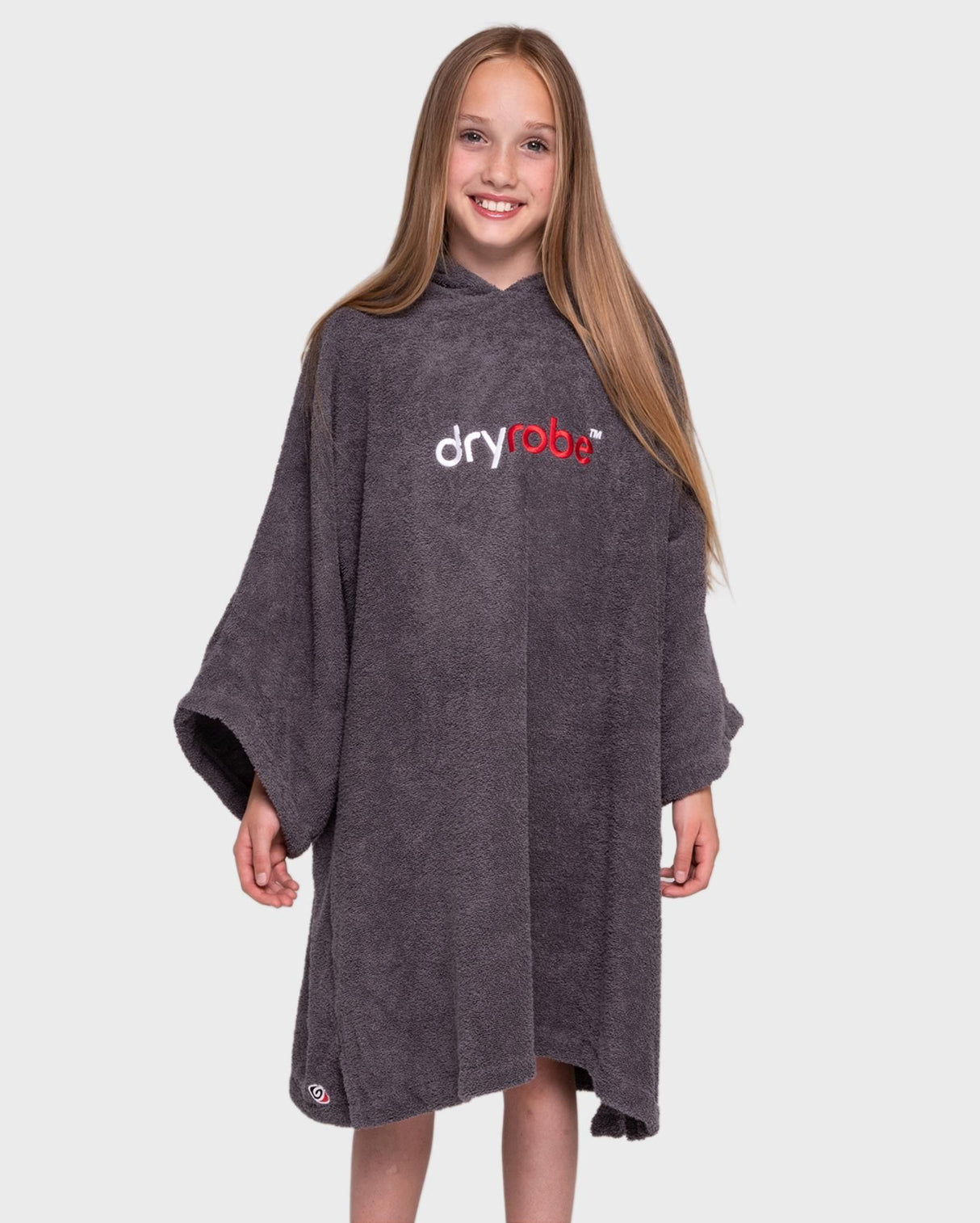 Dryrobe Handtuchmantel Bio Kids in Anthrazit, Frontalansicht auf Modell, Bio-Baumwolle, Kapuze, Logo-Print